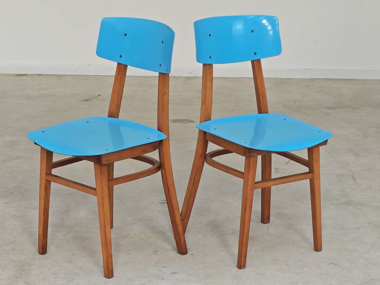 Pair of wooden and plastic chairs Ton Bystrice Thonet