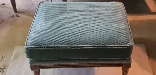 Salon canapé chaises pouf