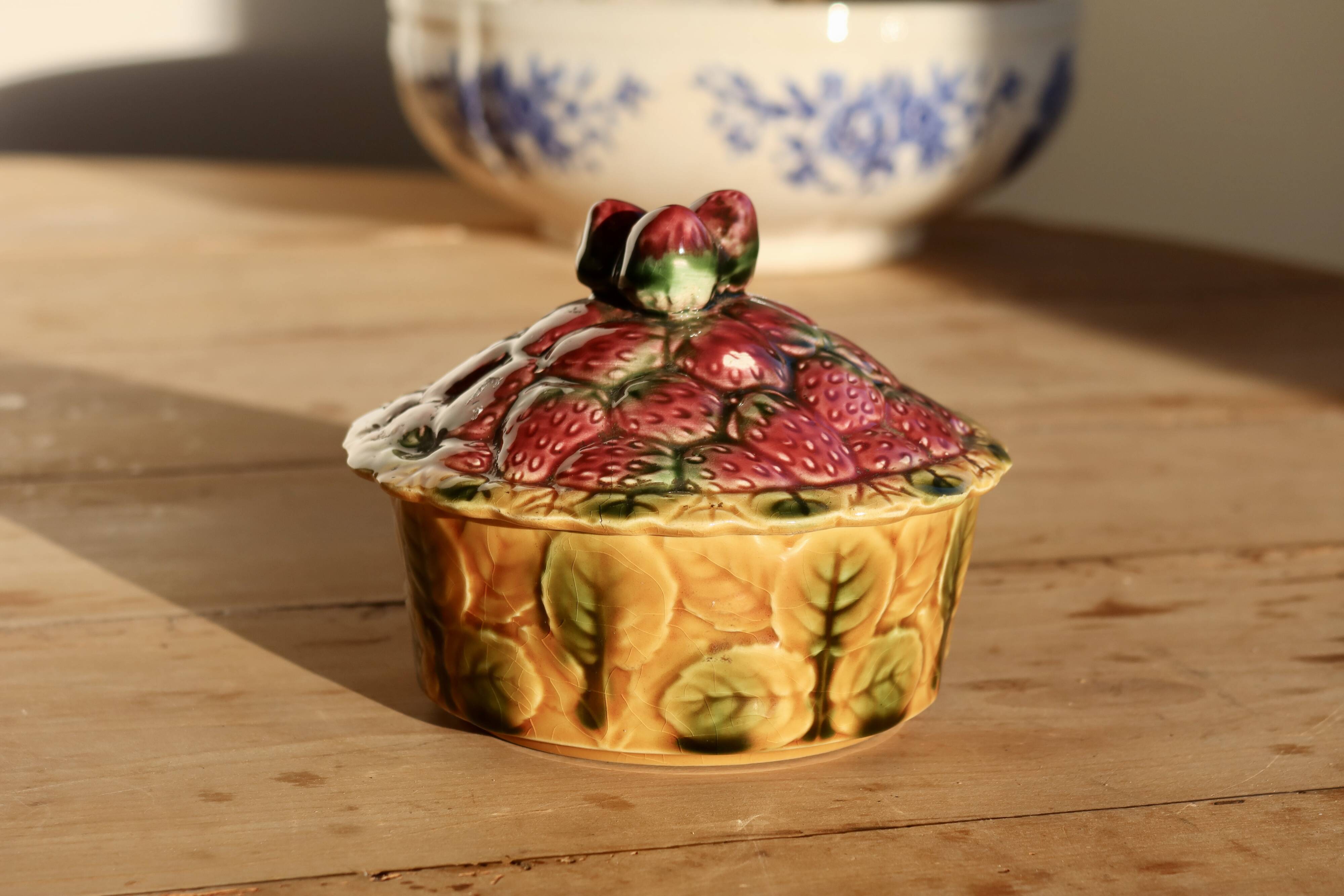 Antique sugar bowl in barbotine from Sarreguemines – Strawberry decoration