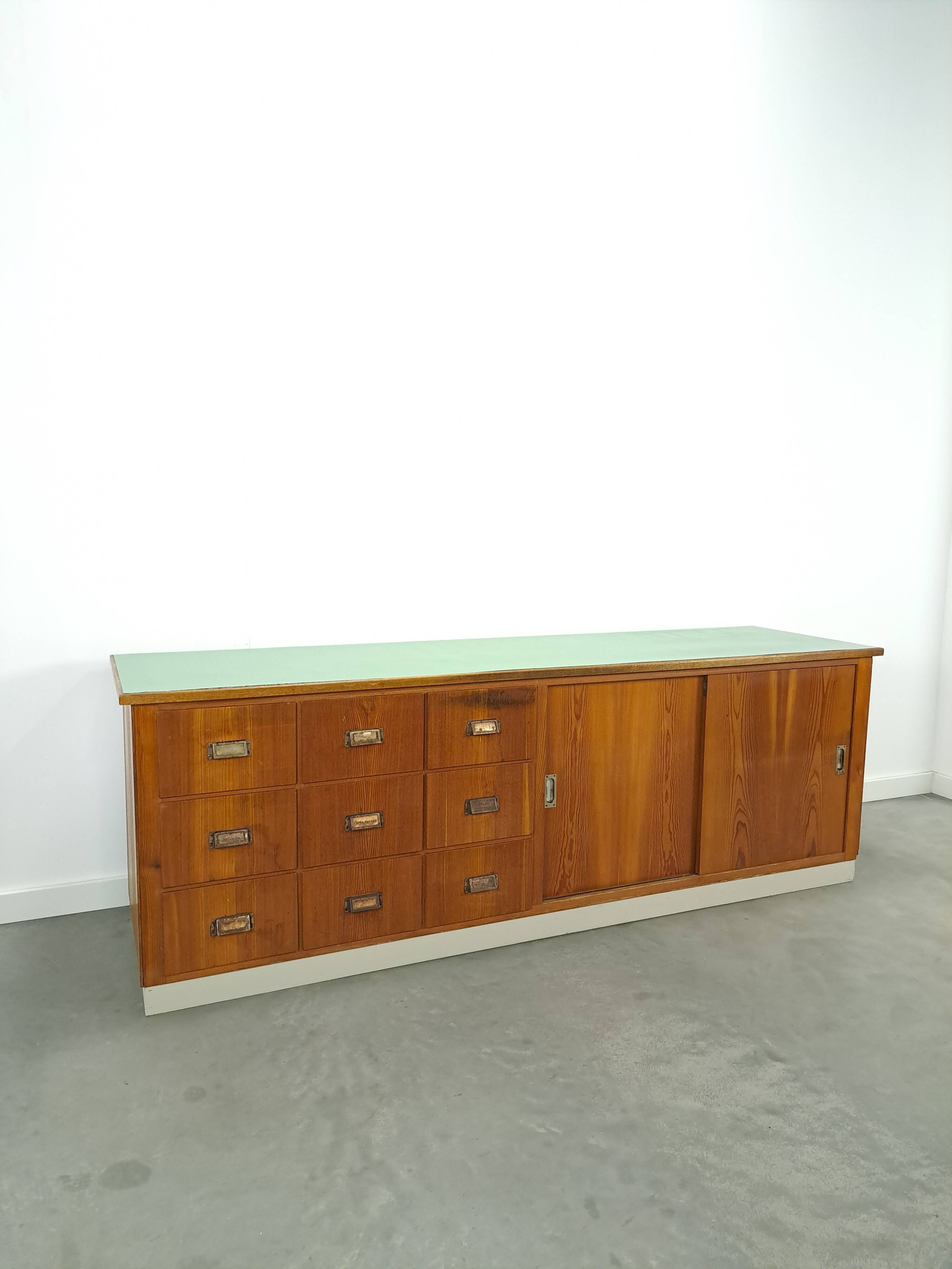 meuble de métier en bois ancien avec lame en formica