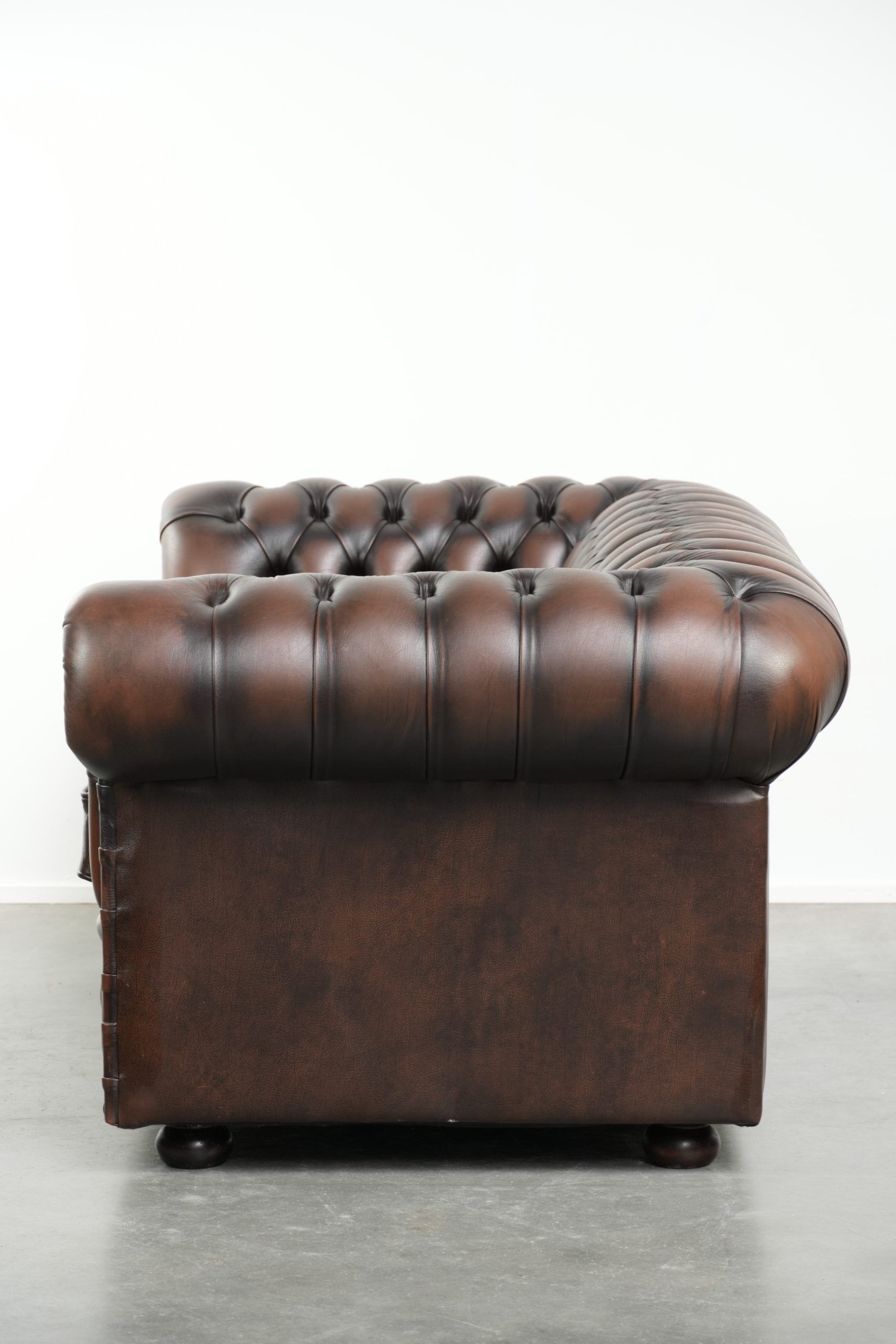 Nice cow leather Chesterfield 2-seater sofa in English style