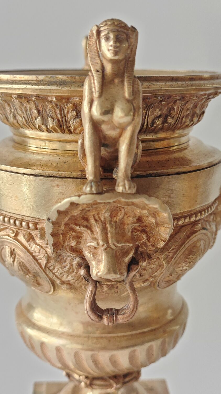 Paire de vases en bronze