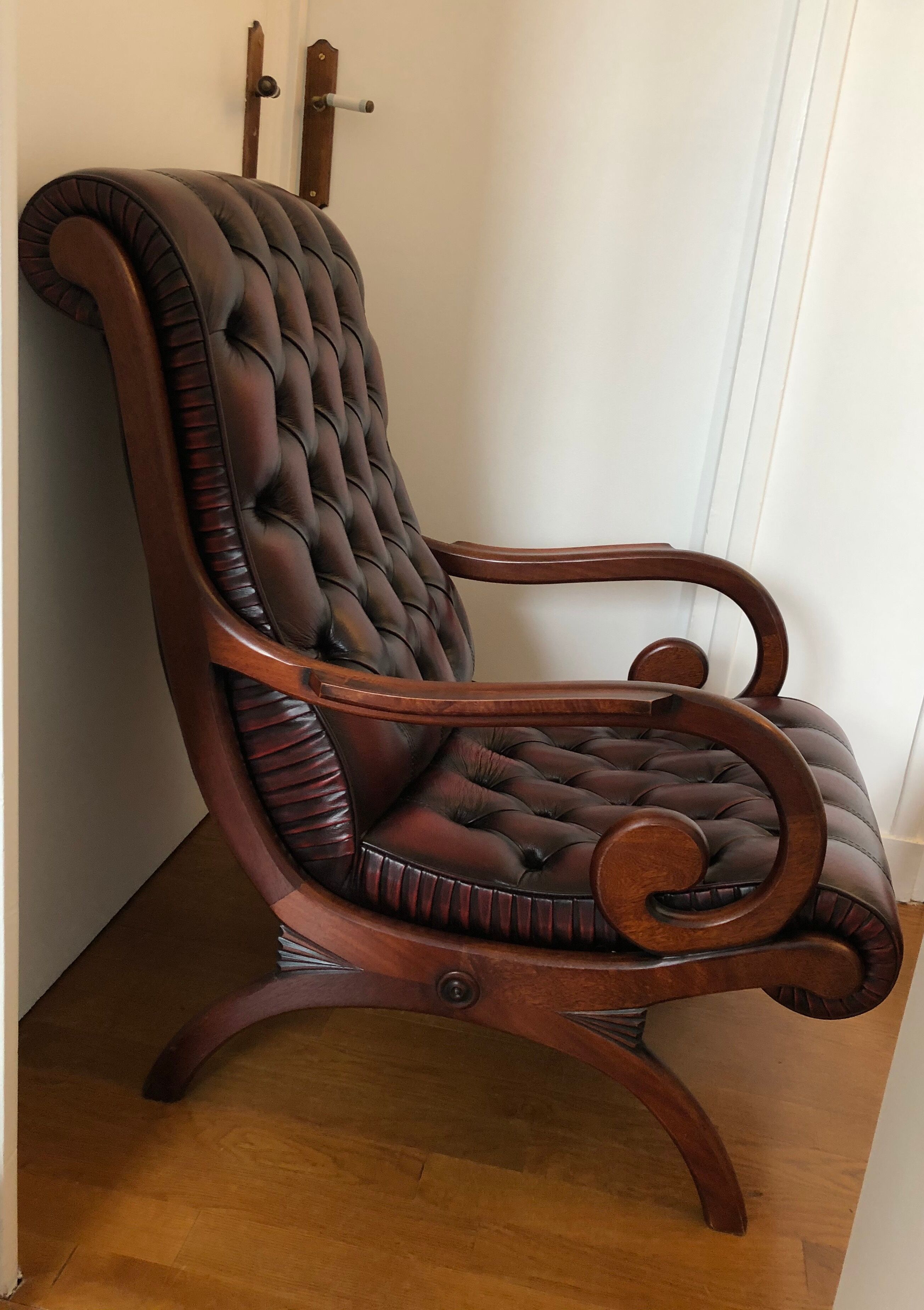 Fauteuil chesterfield et son repose pieds
