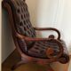 Fauteuil chesterfield et son repose pieds