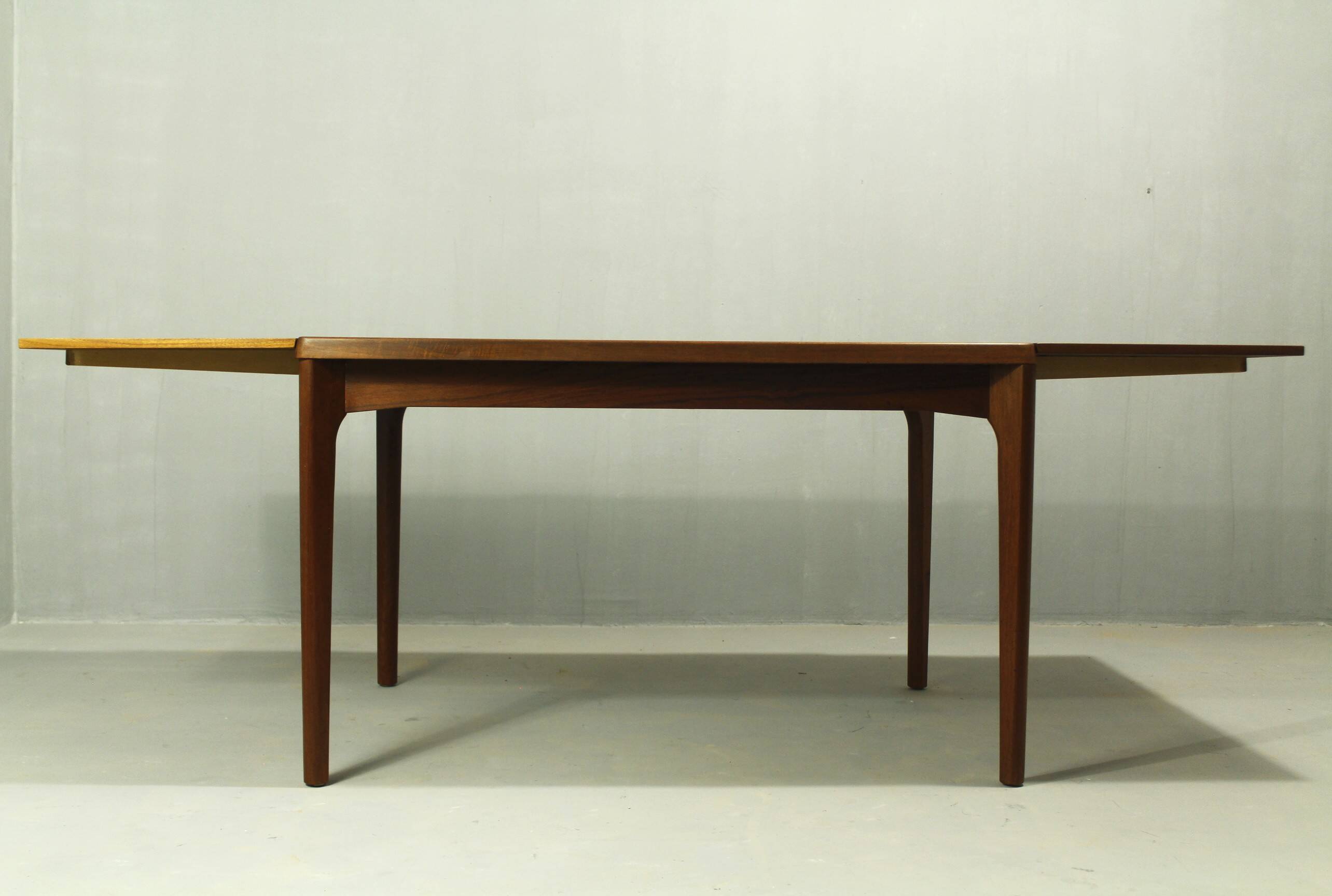 Table à manger en teck par Henning Kjaernulf, Danemark, années 1960.