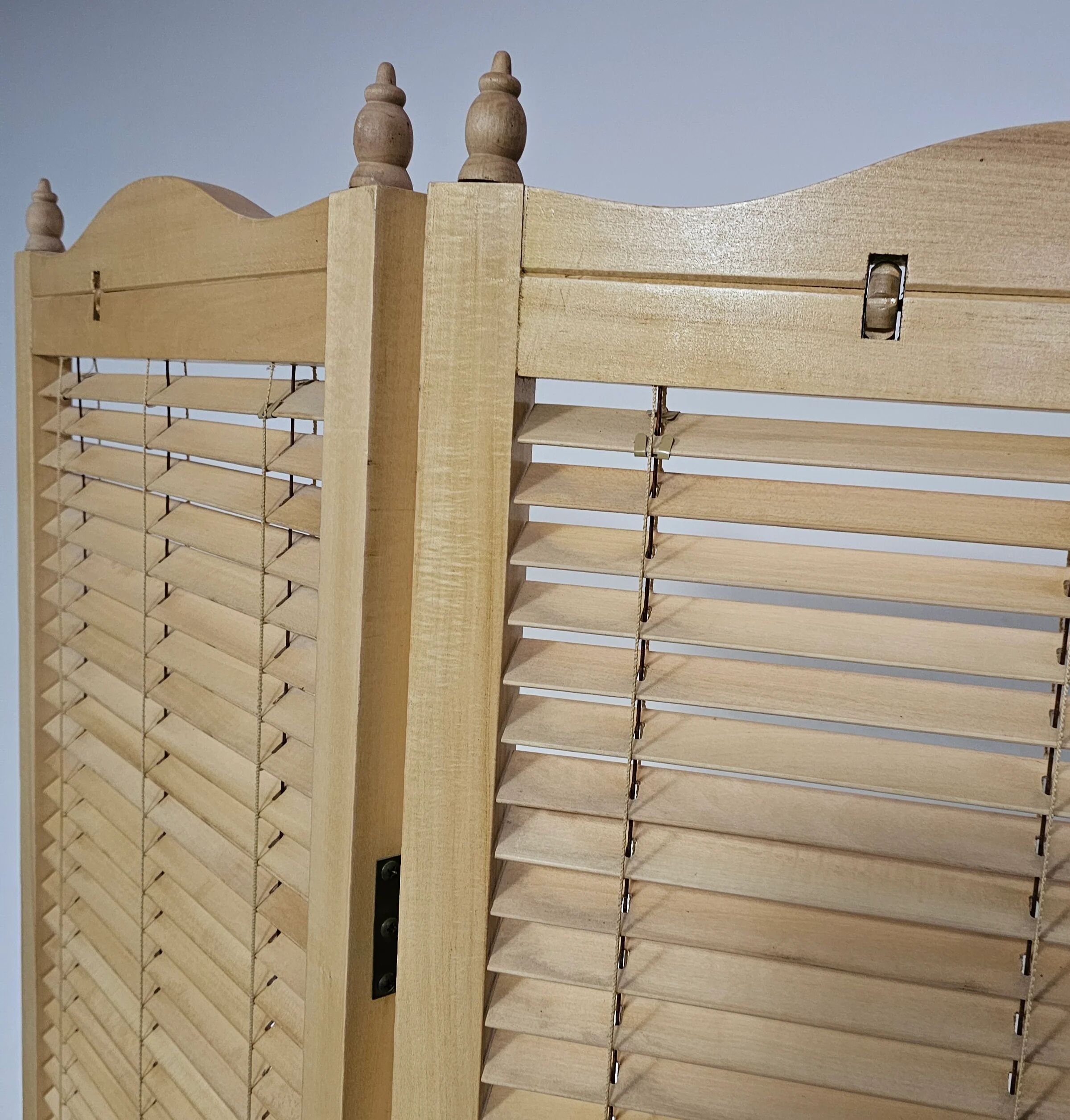 Room divider, French blonde beech louvered screen, 1960s, width 155 cm, height 185 cm