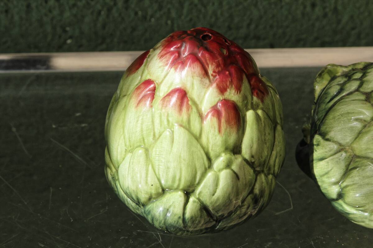 Pair of salt and pepper shakers in earthenware, artichokes