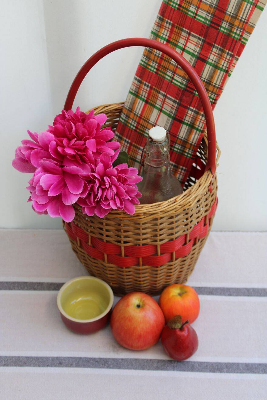 Wicker basket and scoubidou