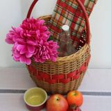 Wicker basket and scoubidou