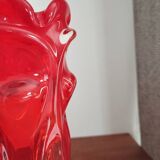 Vase en verre rouge