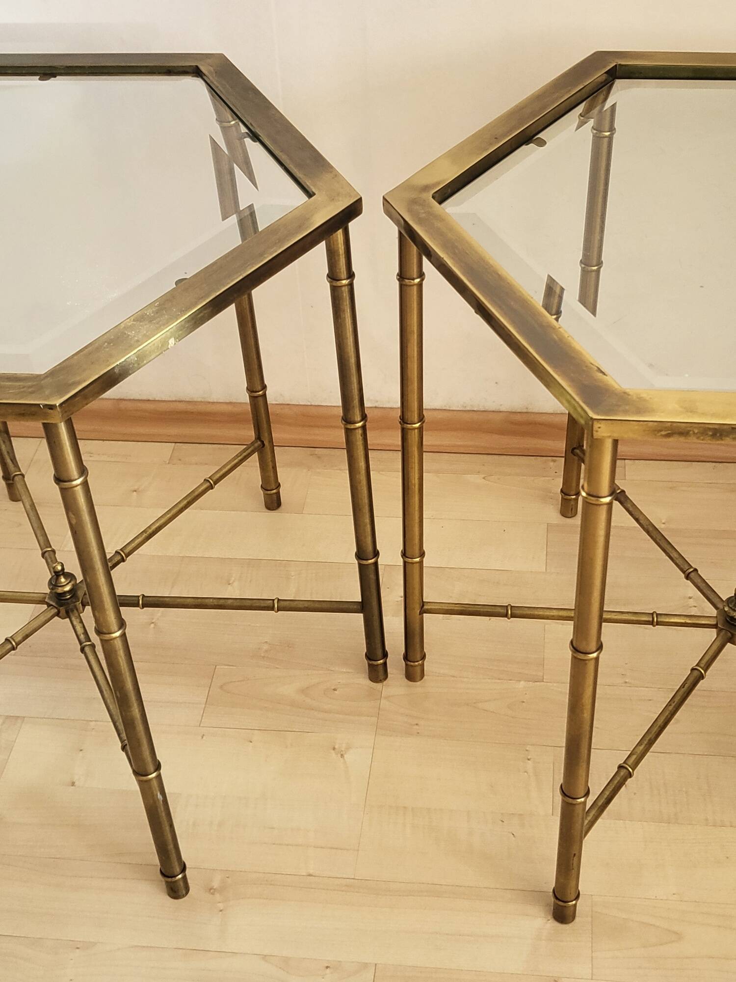 Paire de tables basses en faux bambou dans le goût de Bagues ca.1960.