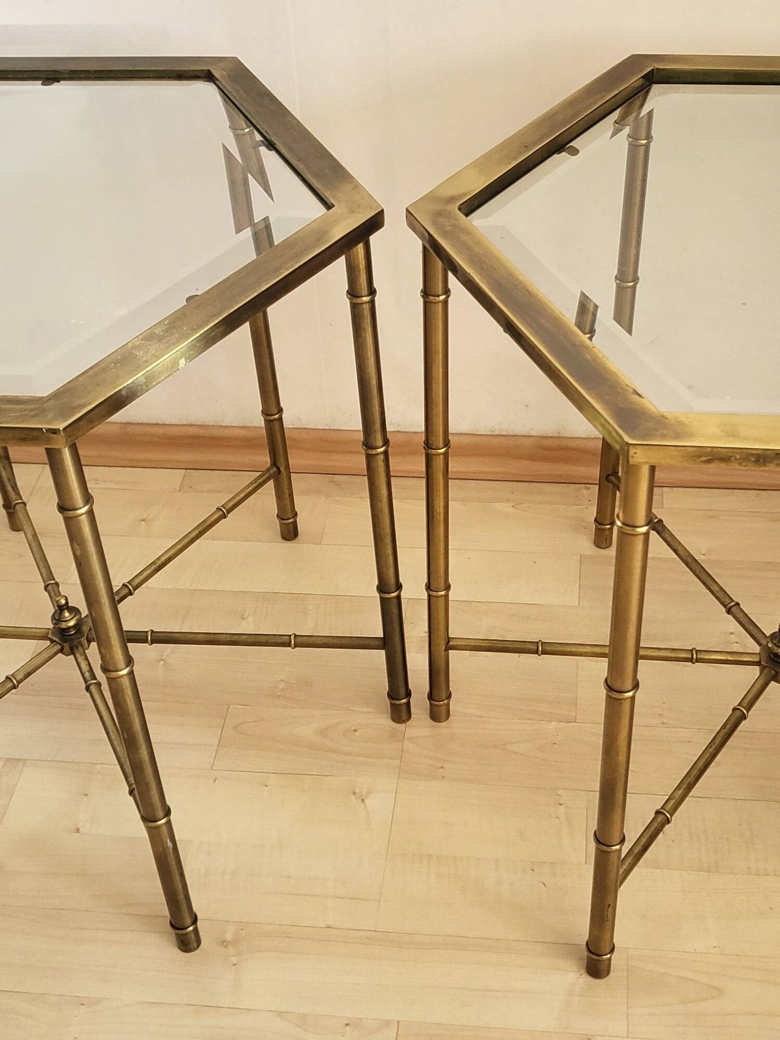 Paire de tables basses en faux bambou dans le goût de Bagues ca.1960.