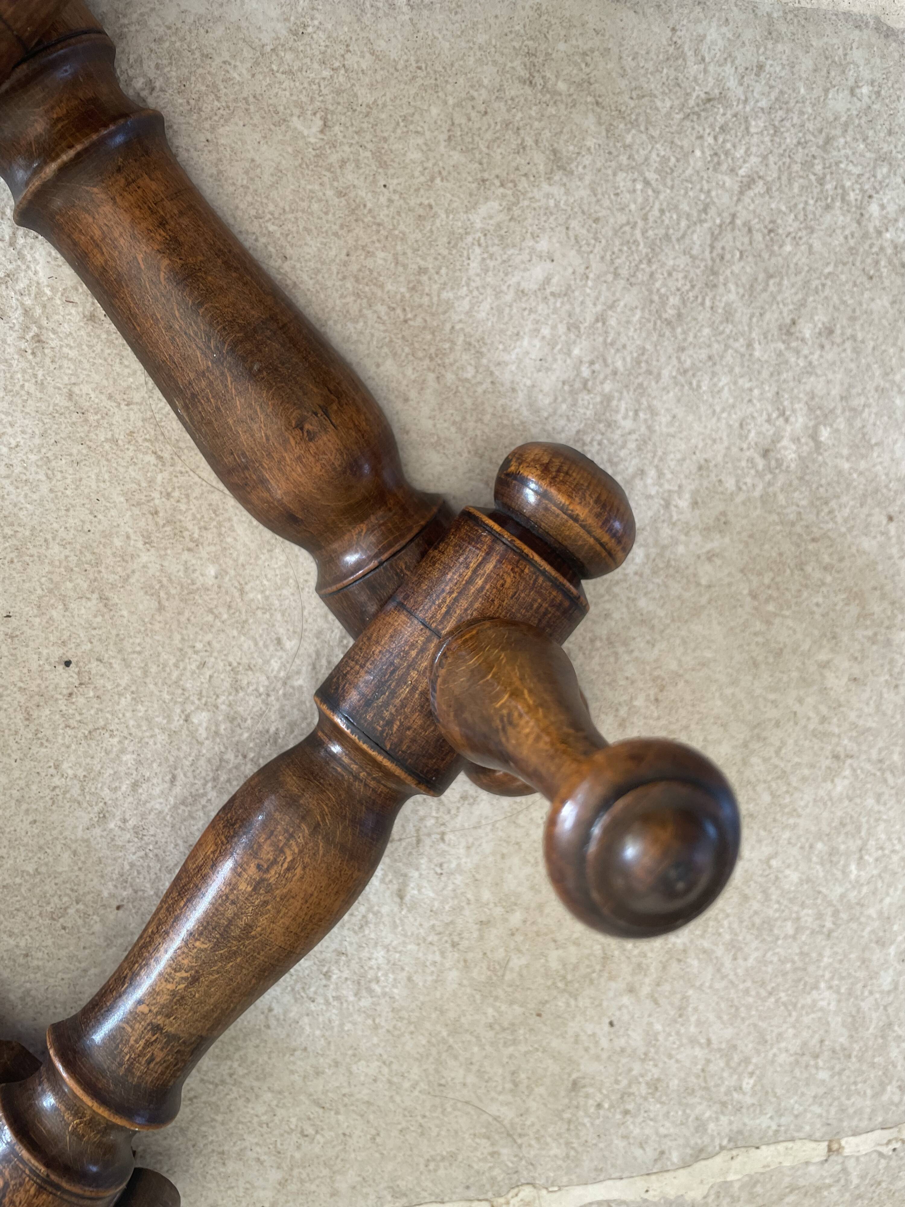 Wall-mounted accordion coat rack made of turned wood