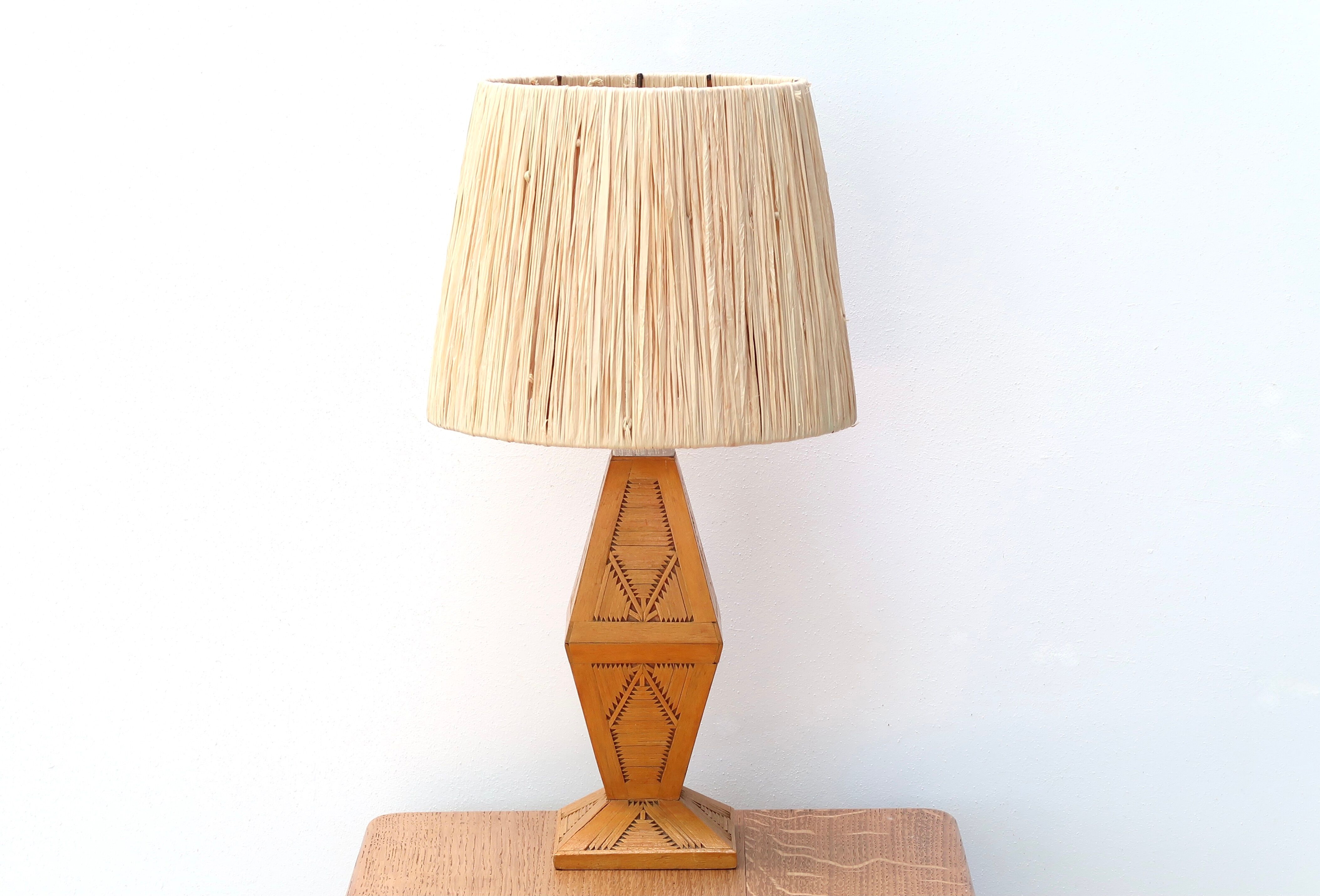 Wooden "totem" lamp, raffia lampshade, 70s