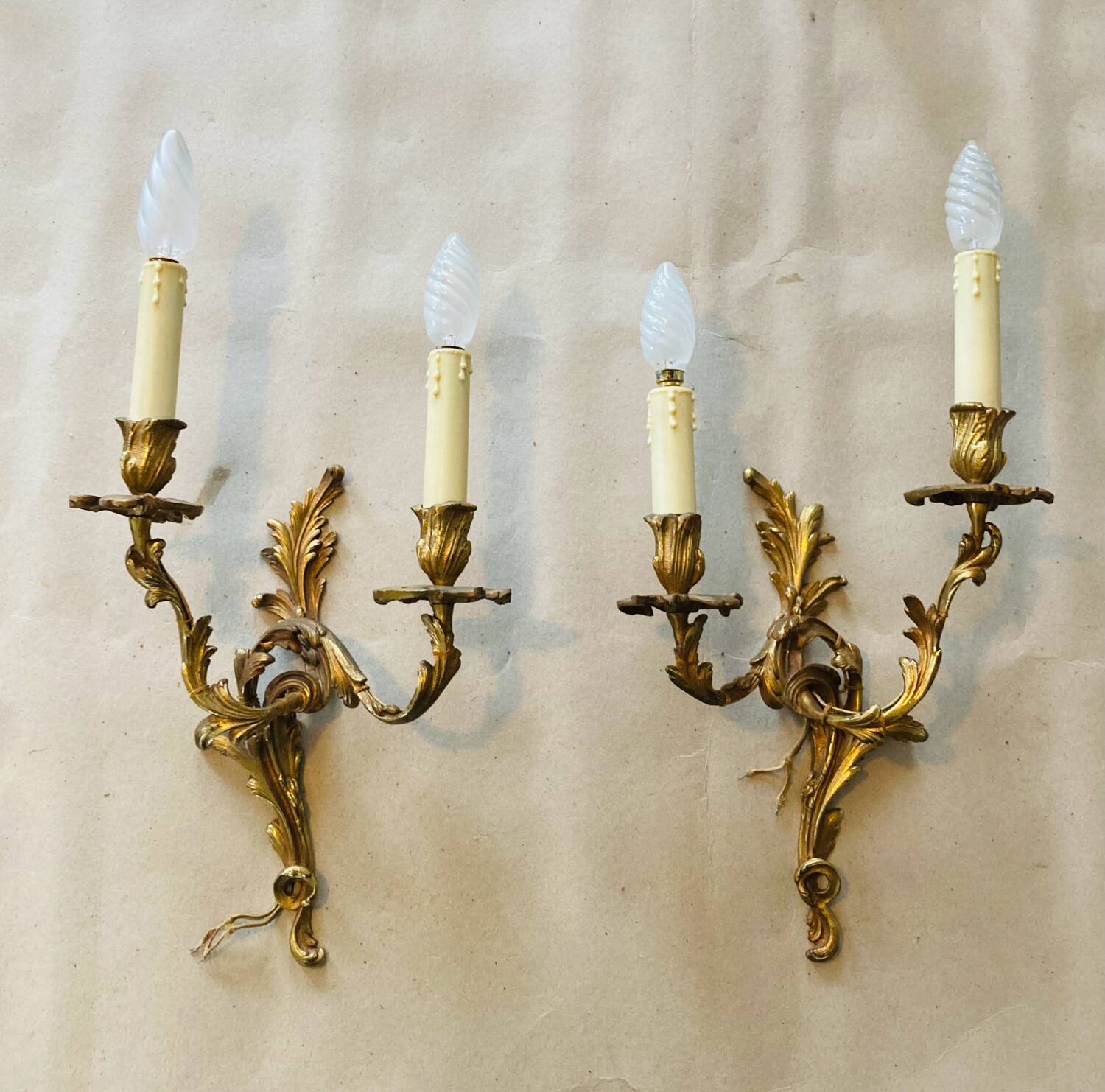 Paire d'appliques Louis XV en bronze décor de feuilles d’acanthes