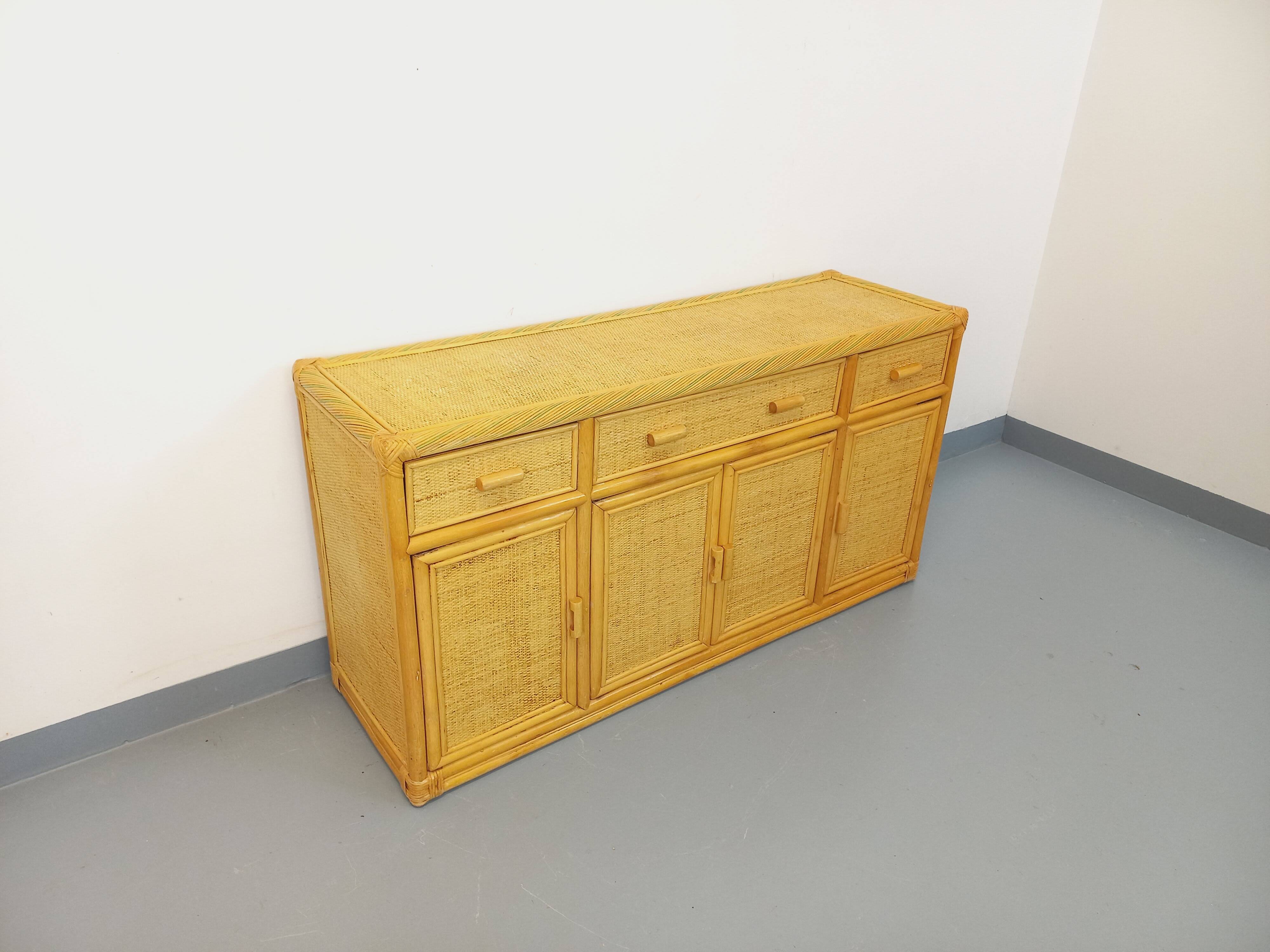 Vintage storage unit in rattan and woven rattan from the 1970s.