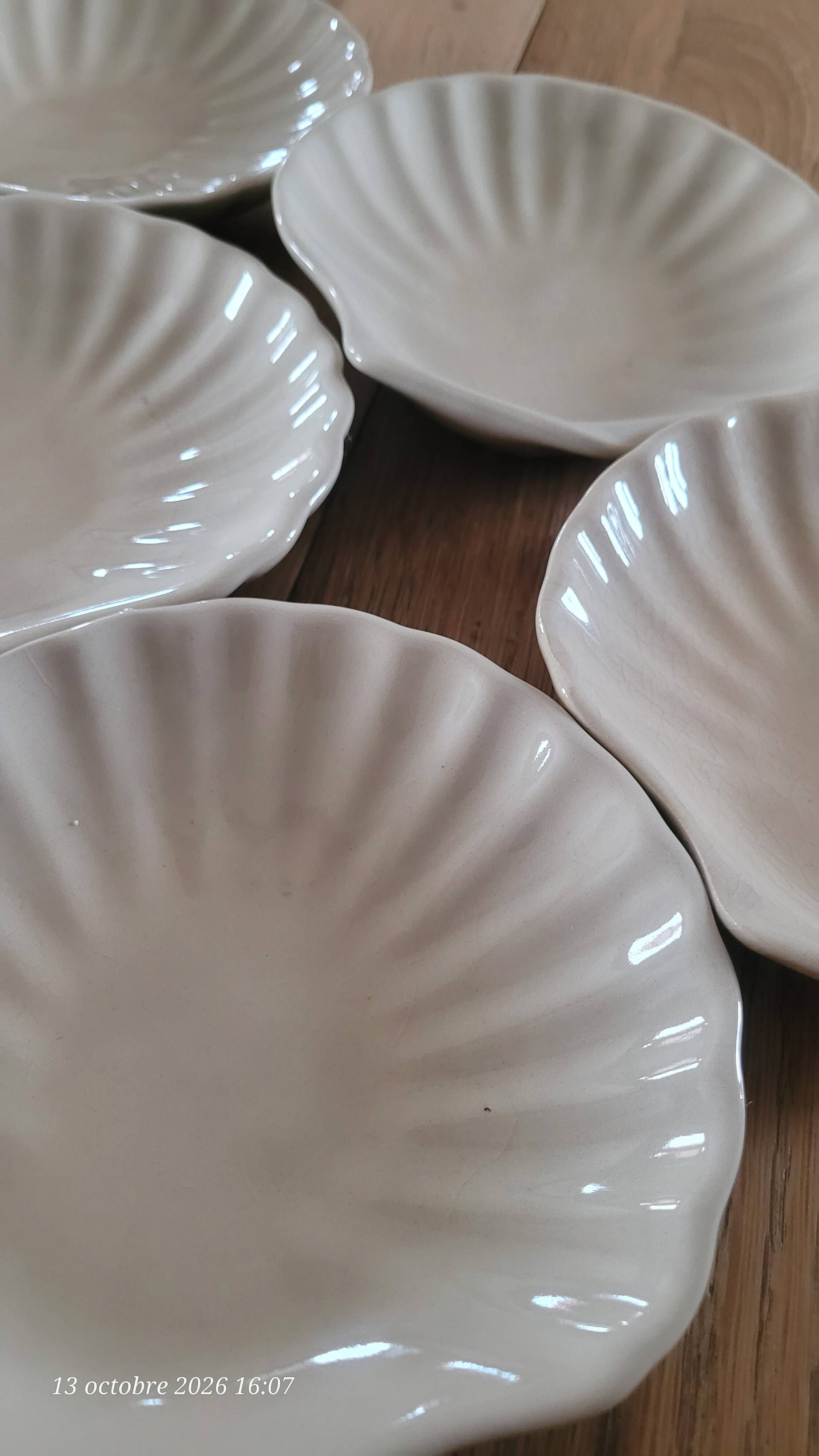 9 scallop shells in glazed stoneware