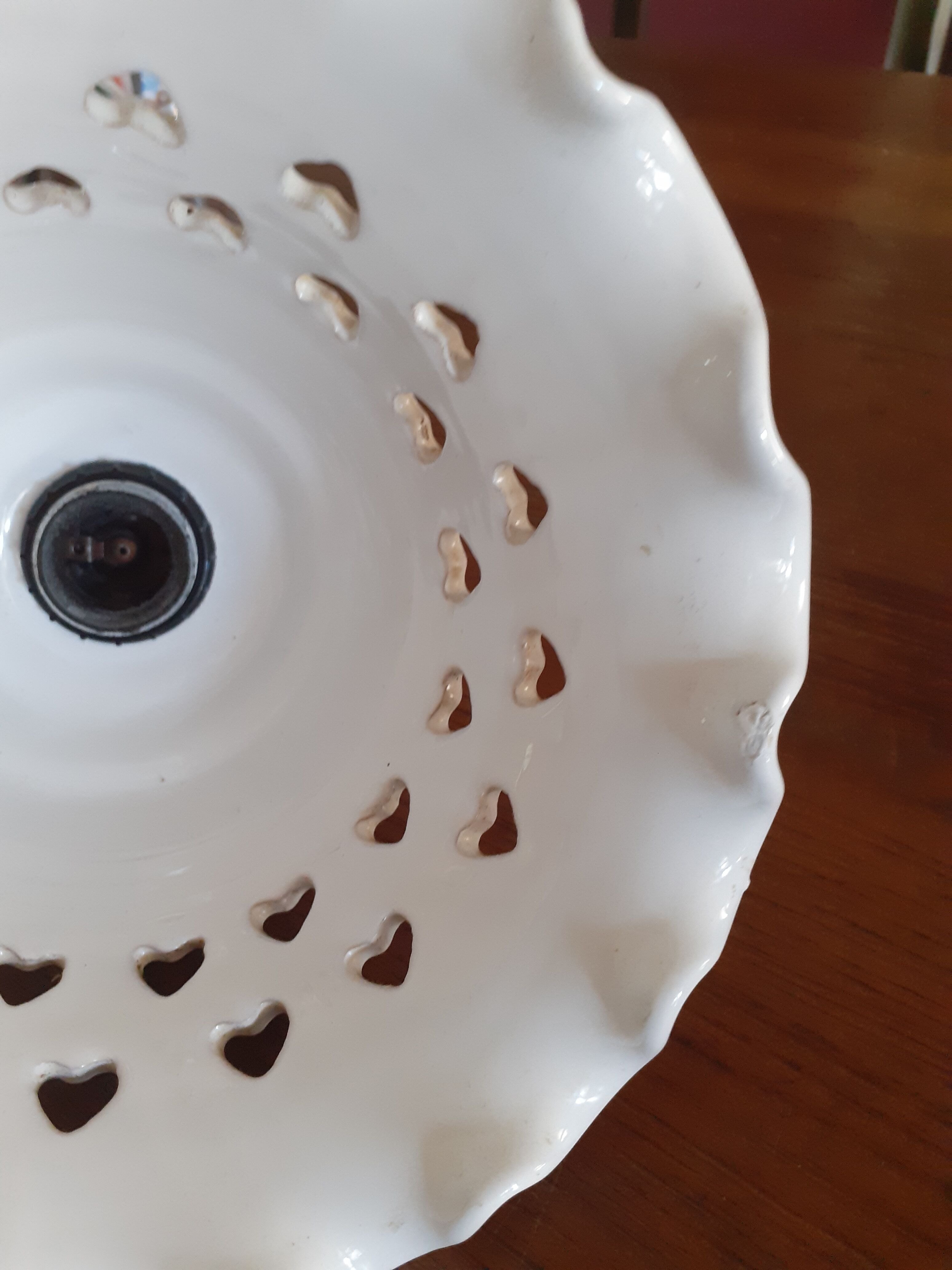 Bell-shaped suspension in white ceramic