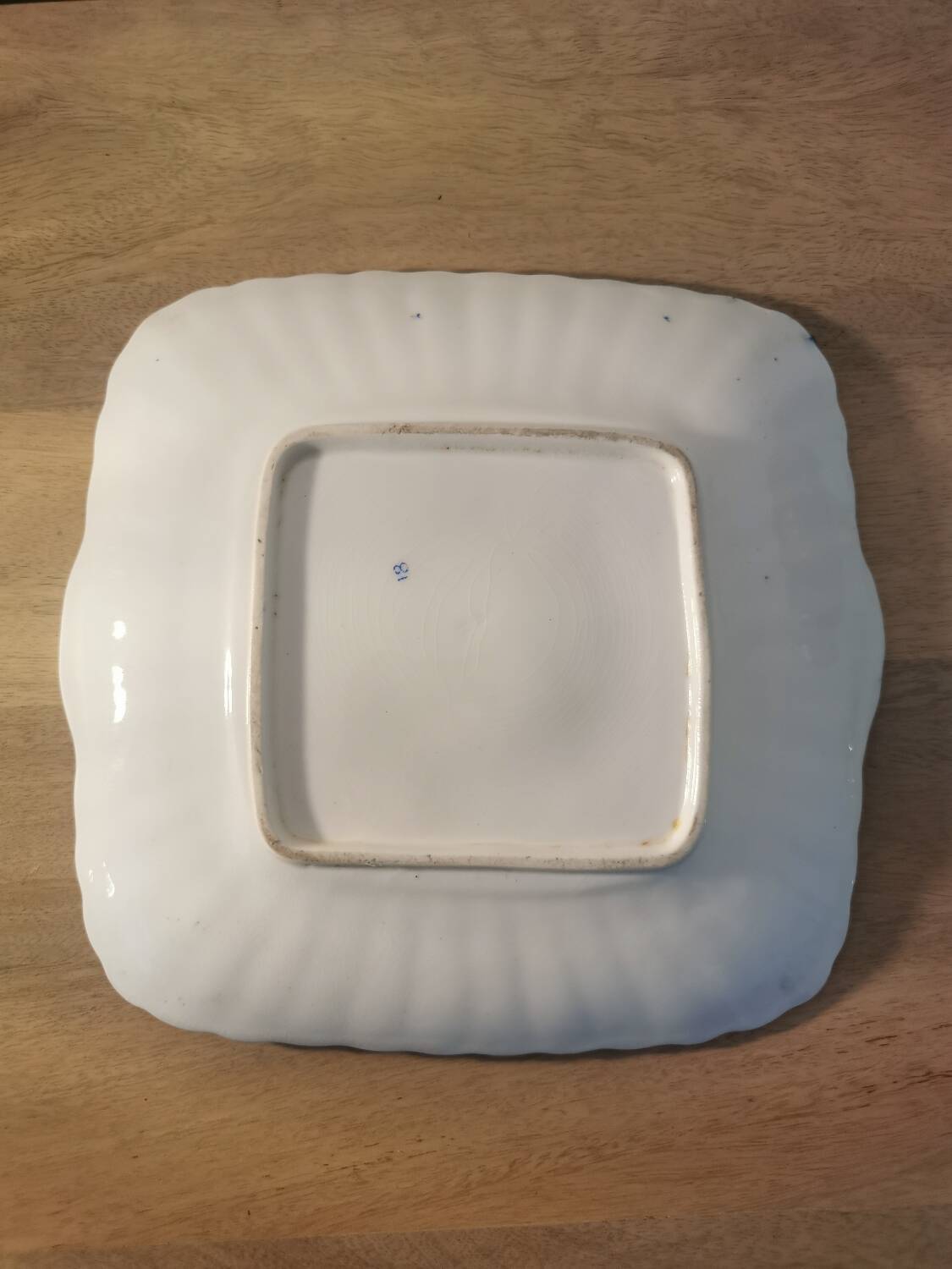 Plate with phosphatic porcelain decoration