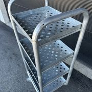 Desserte à roulettes à 4 plateaux perforés en métal galvanisé