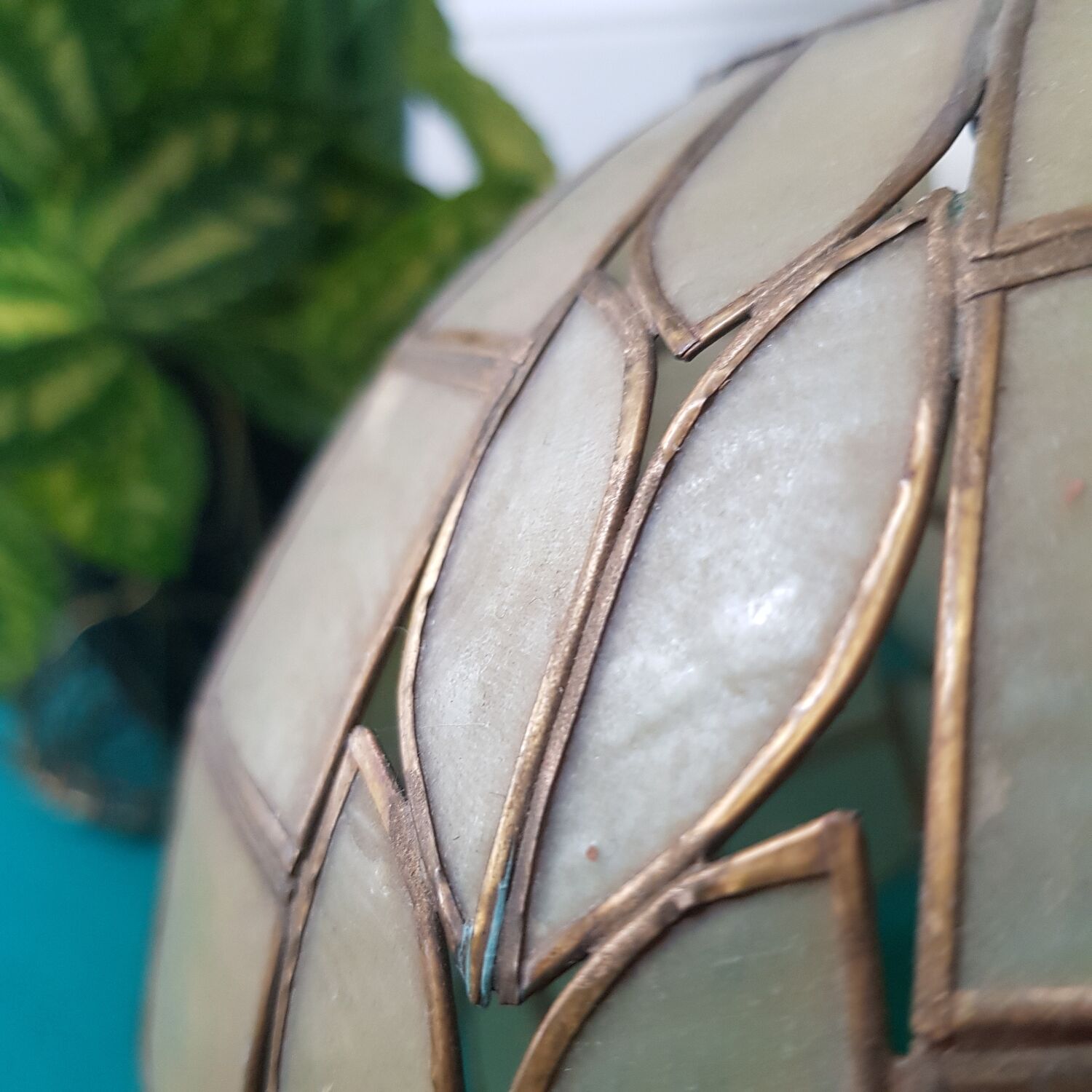 Mother-of-pearl and brass suspension