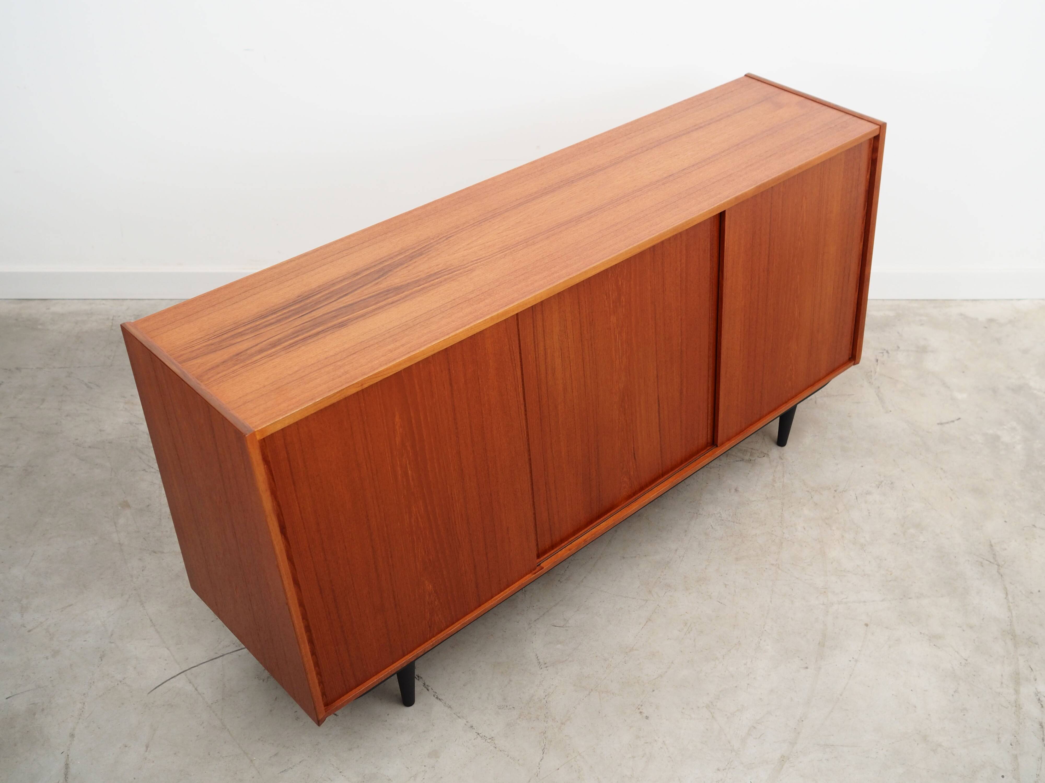 Buffet en teck, design danois, années 1970, production : Danemark