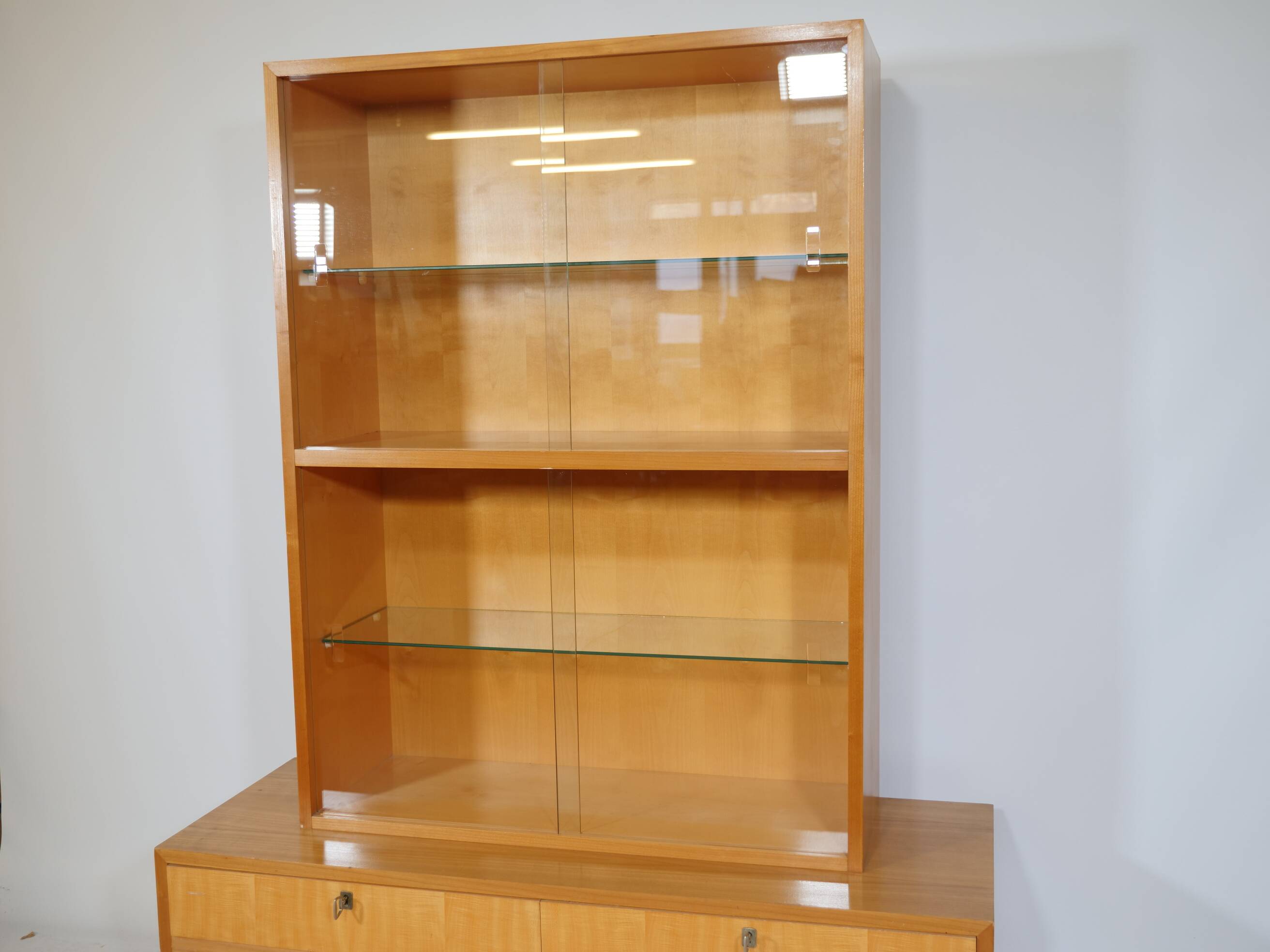 Vitrine en bois de cerisier des années 1960 et 1970, meuble design MCM