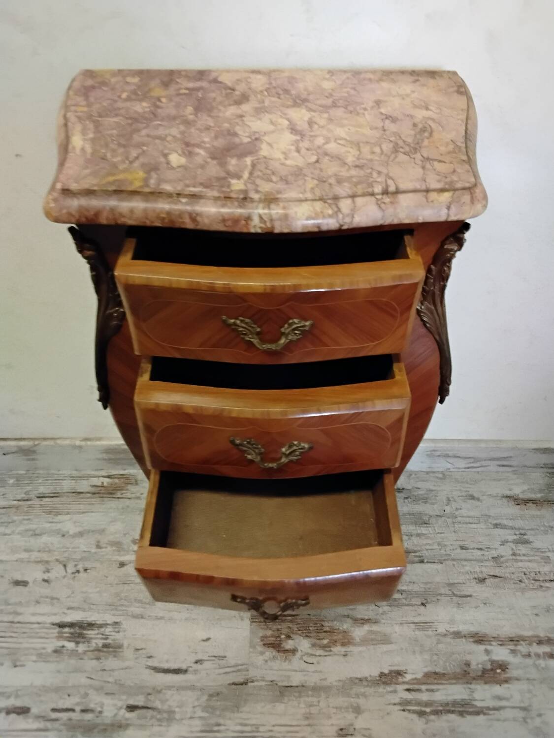 Chevet, meuble d’appoint en bois et marbre
