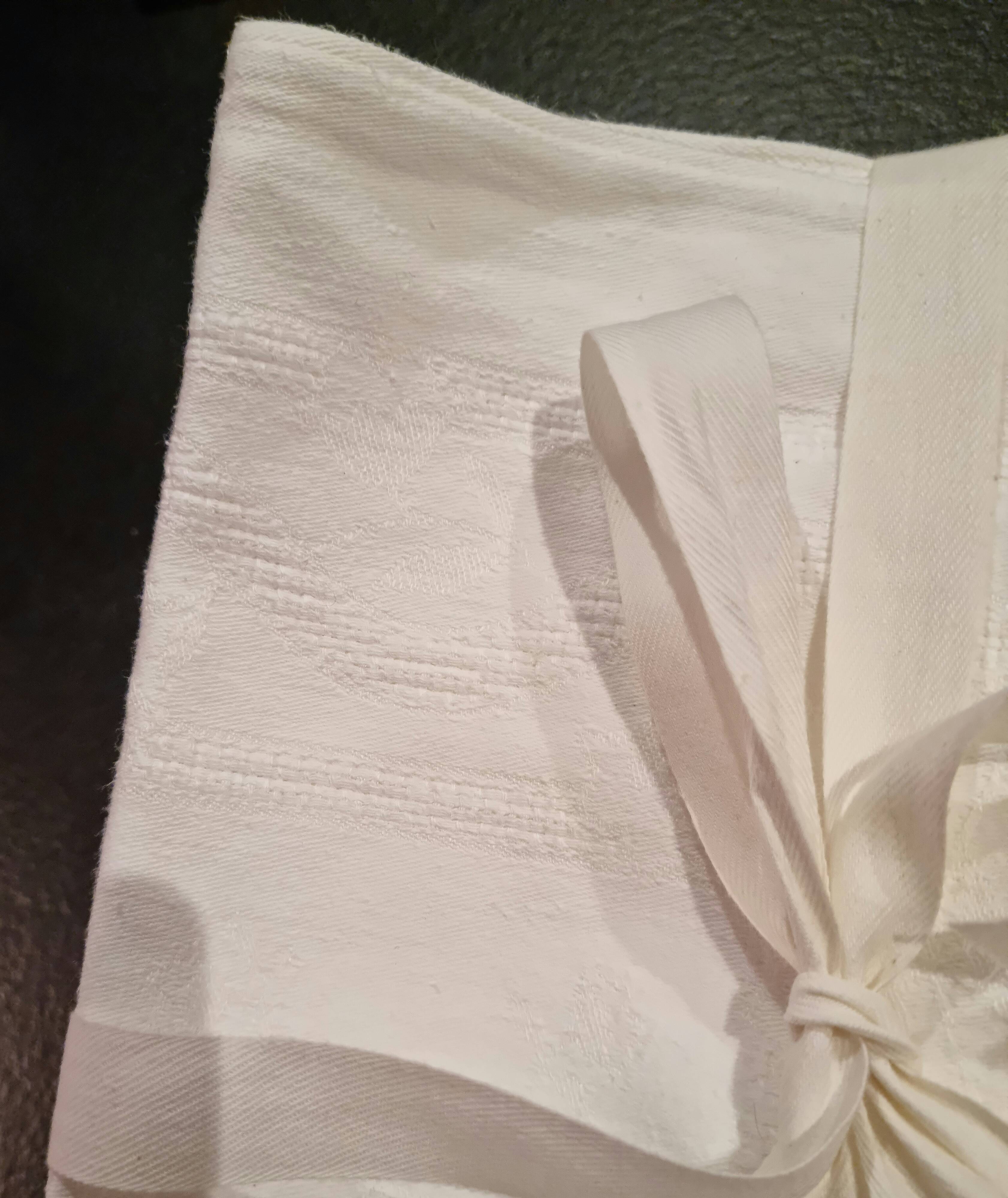 Set tablecloth and 12 damask towels