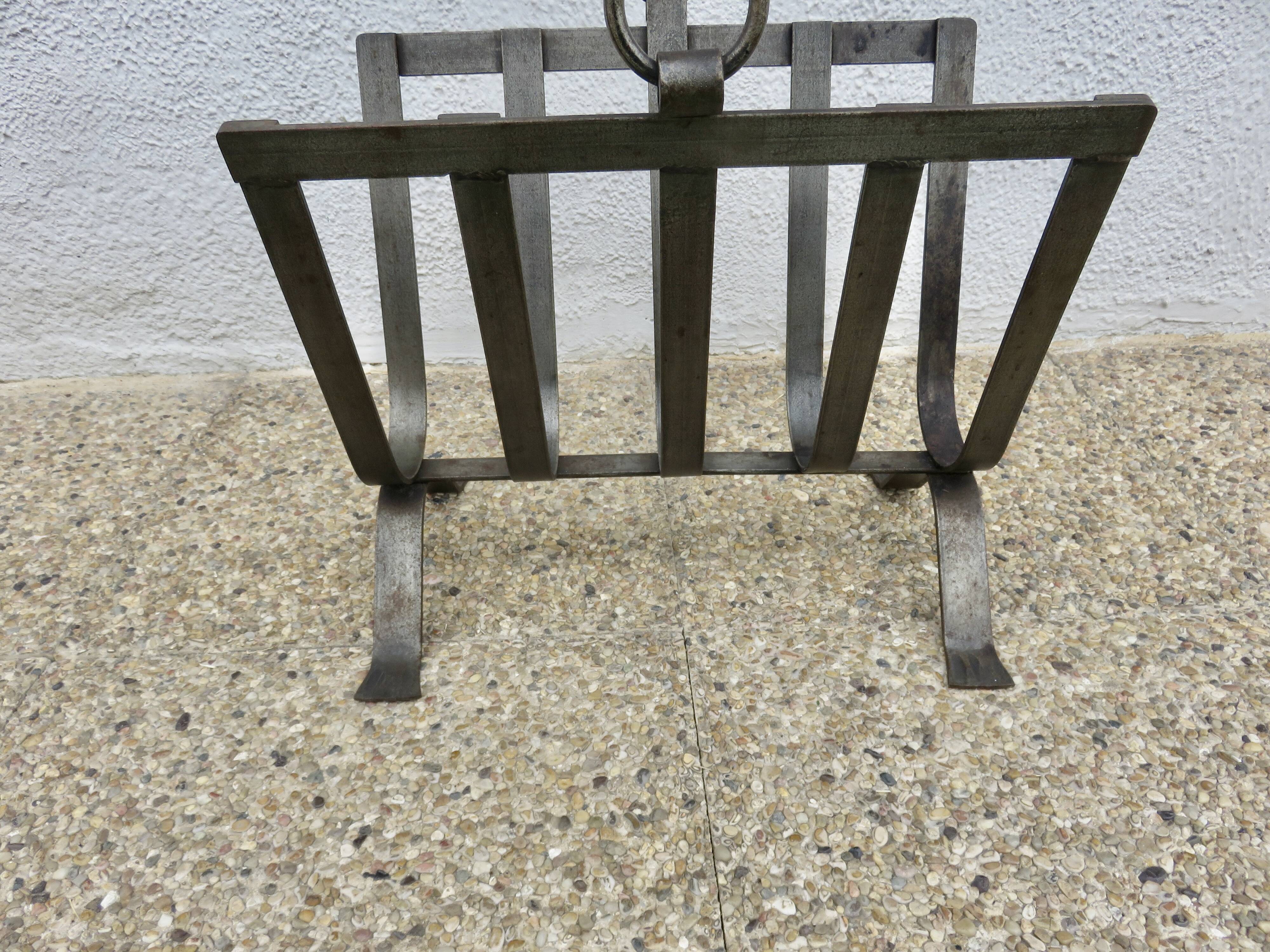 Porte revue en acier brut et cuir, dans le style de Jacques Adnet