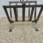 Porte revue en acier brut et cuir, dans le style de Jacques Adnet