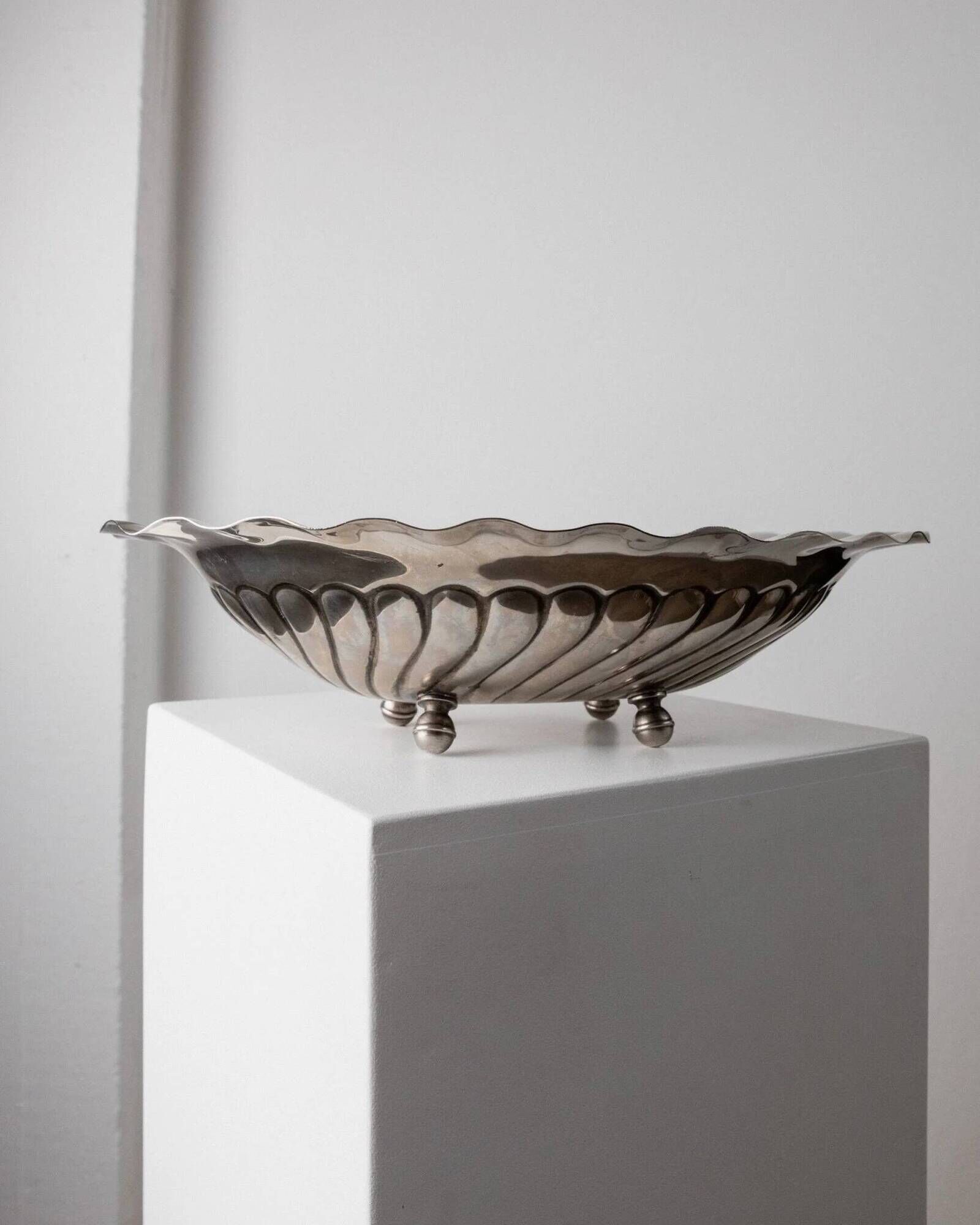 Silver-plated metal vintage bowl with curved rim and relief - Italian 1940s centrepiece