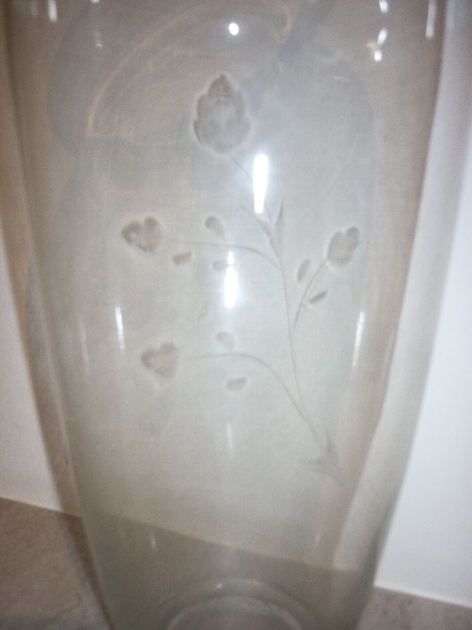 Glass vase engraved floral decoration