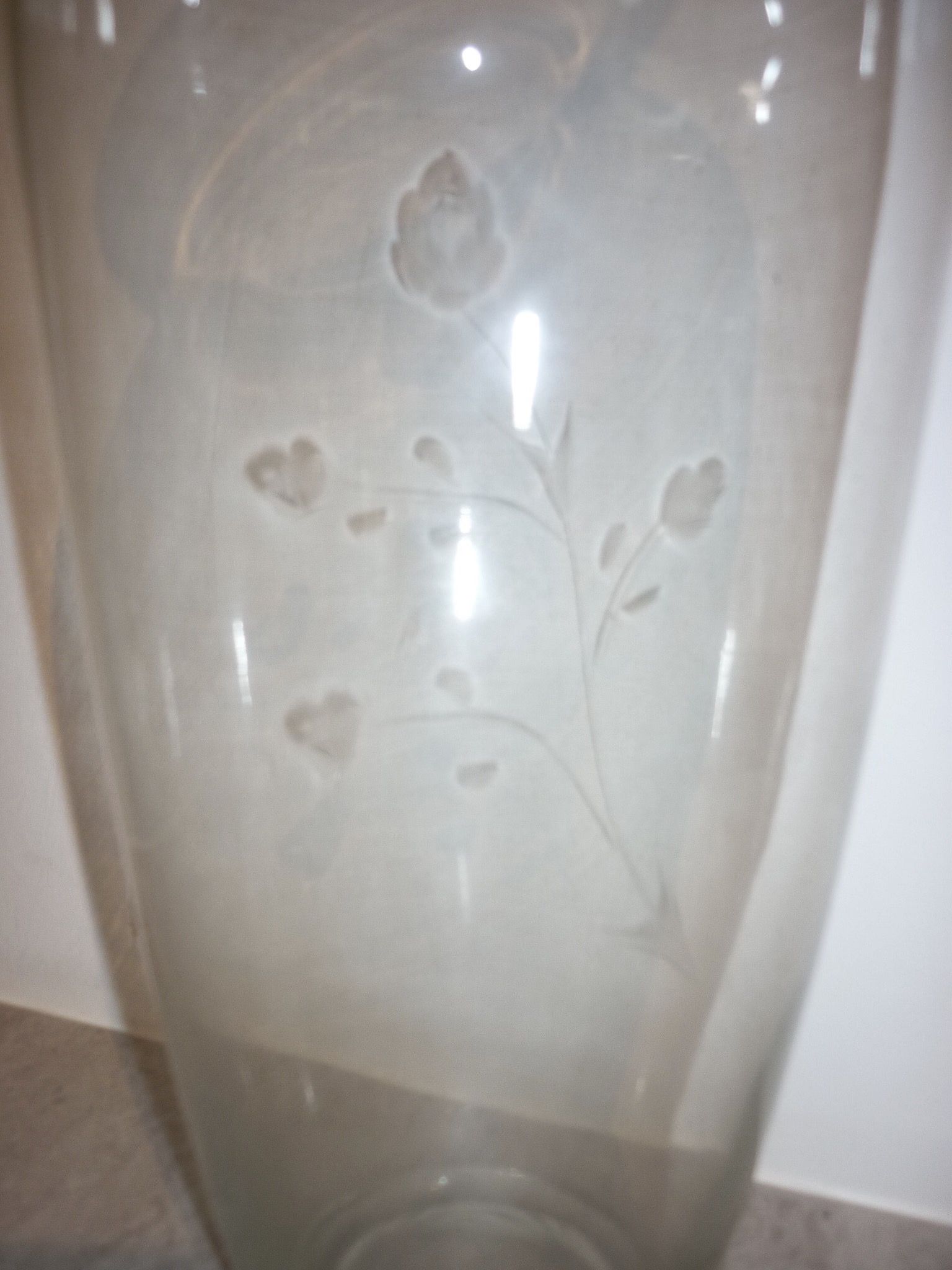 Vase en verre décor floral gravé