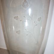 Vase en verre décor floral gravé