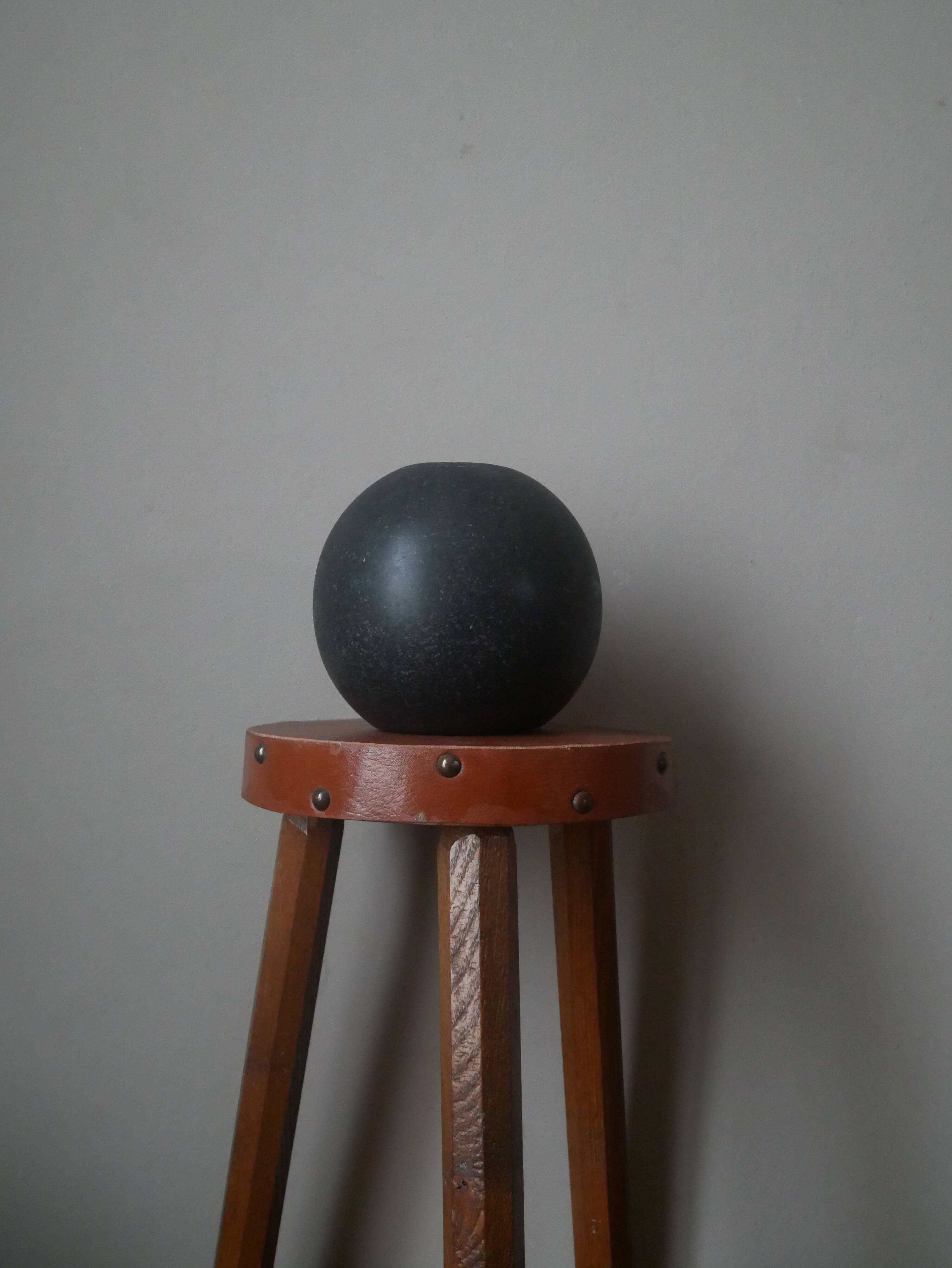 Vase boule en céramique artisanal japandi