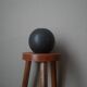 Vase boule en céramique artisanal japandi