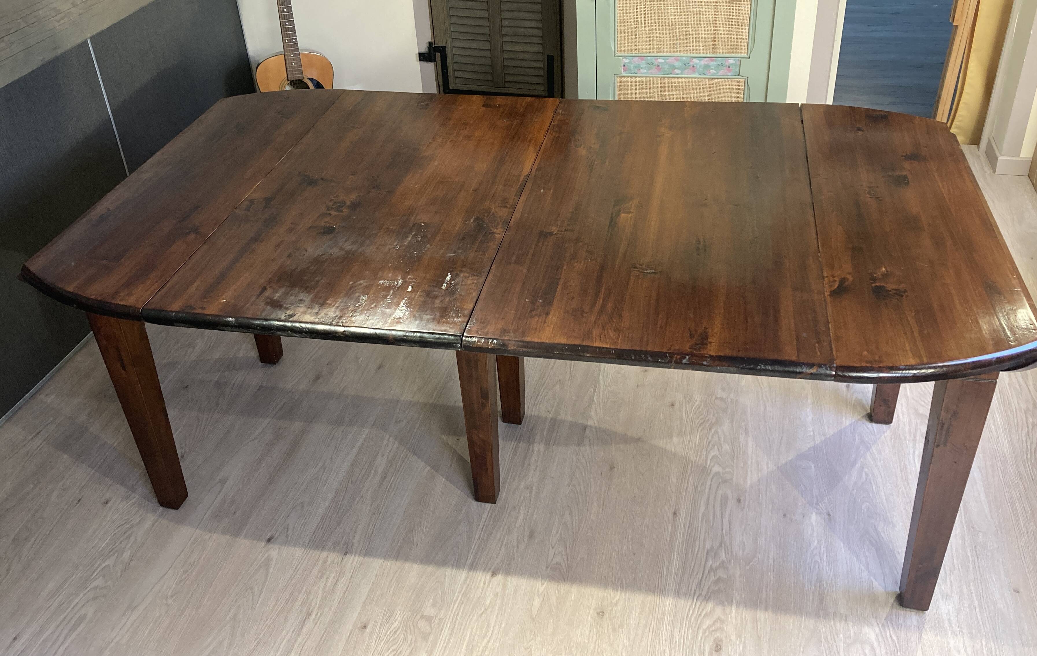 Extendable oval dining table