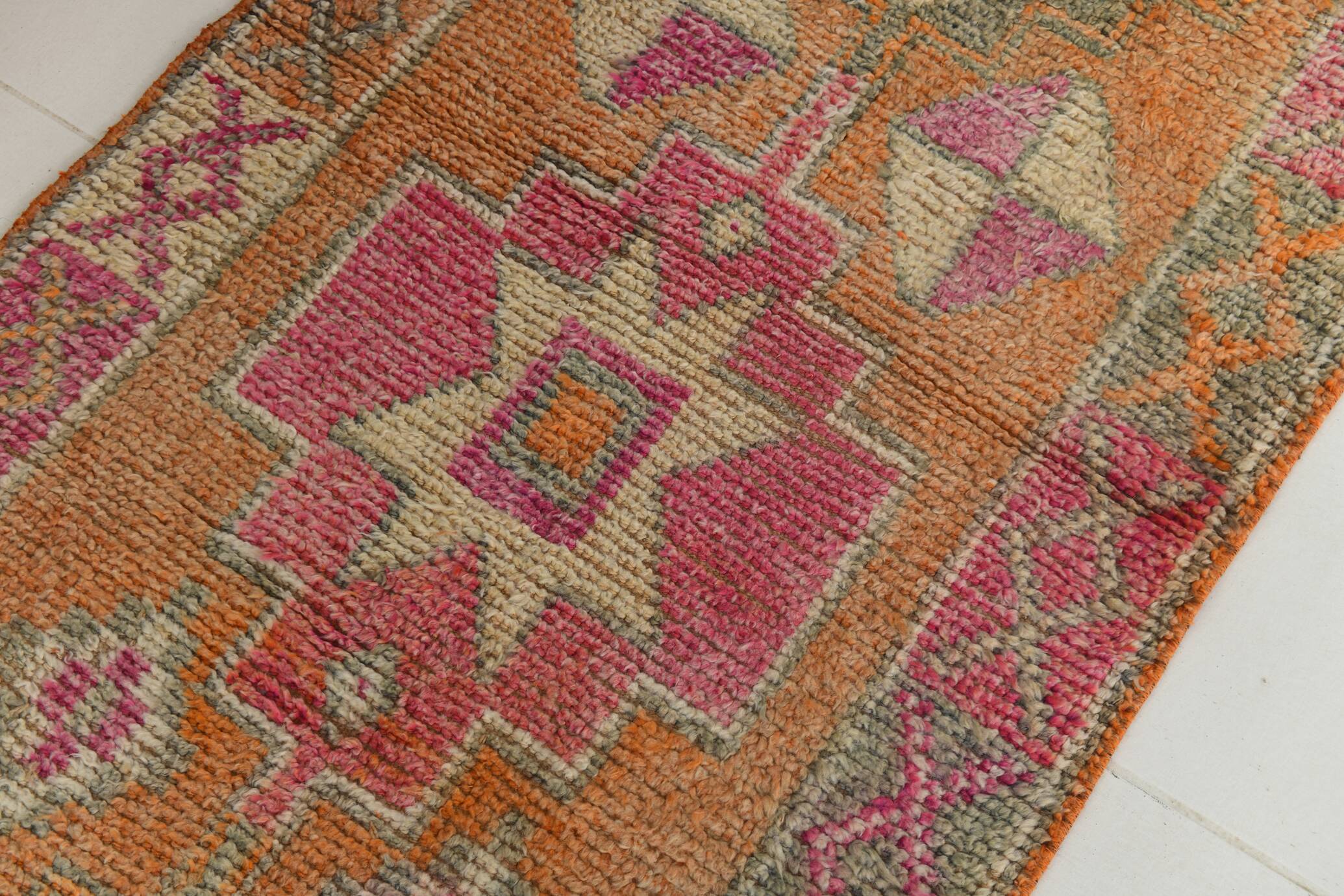 Tapis runner bohème aux motifs naïfs, palette douce et vibrante, 86x309Cm