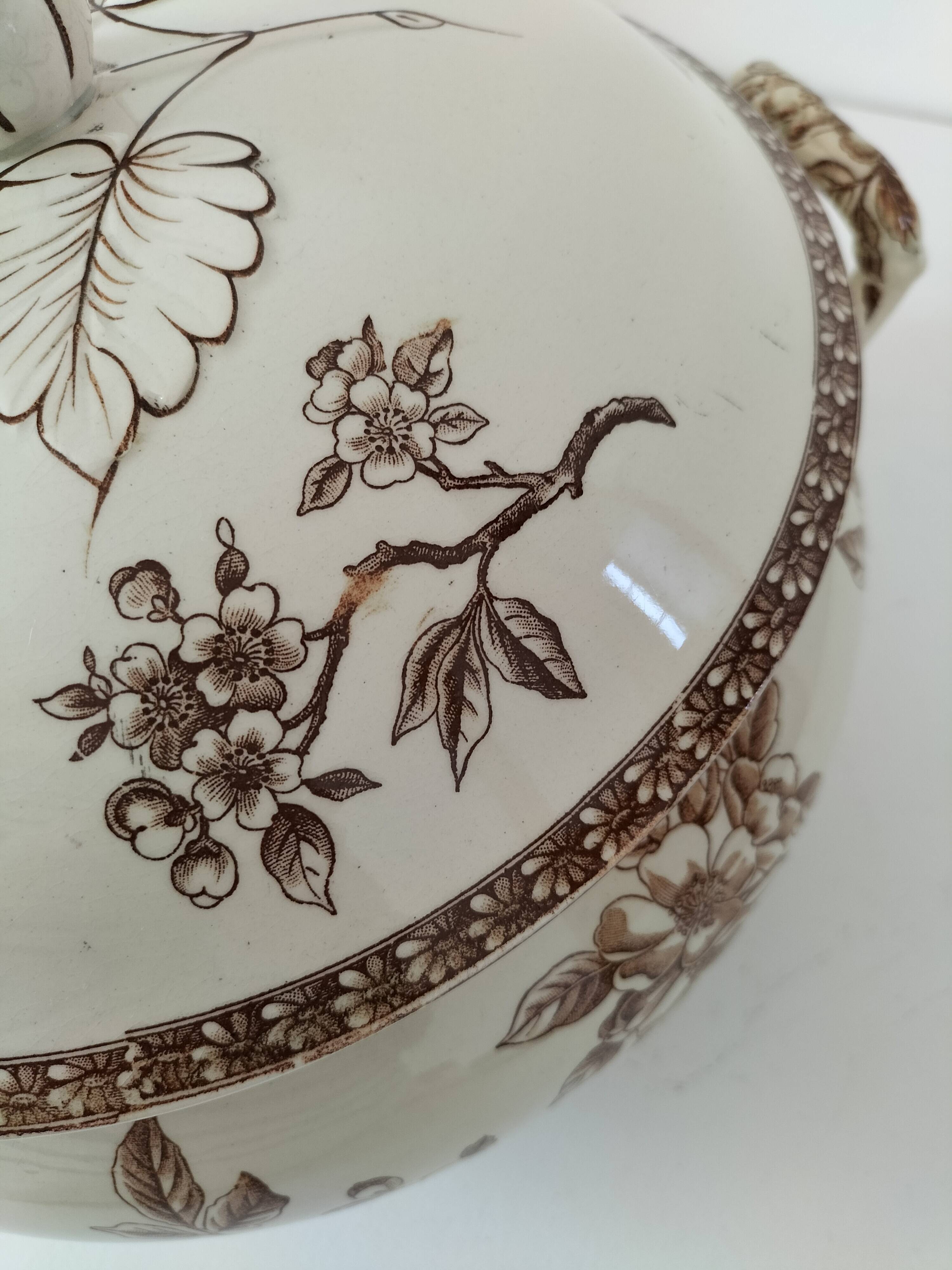 Soupière ancienne en terre de fer – décor "Marguerite", Grand Dépôt Paris