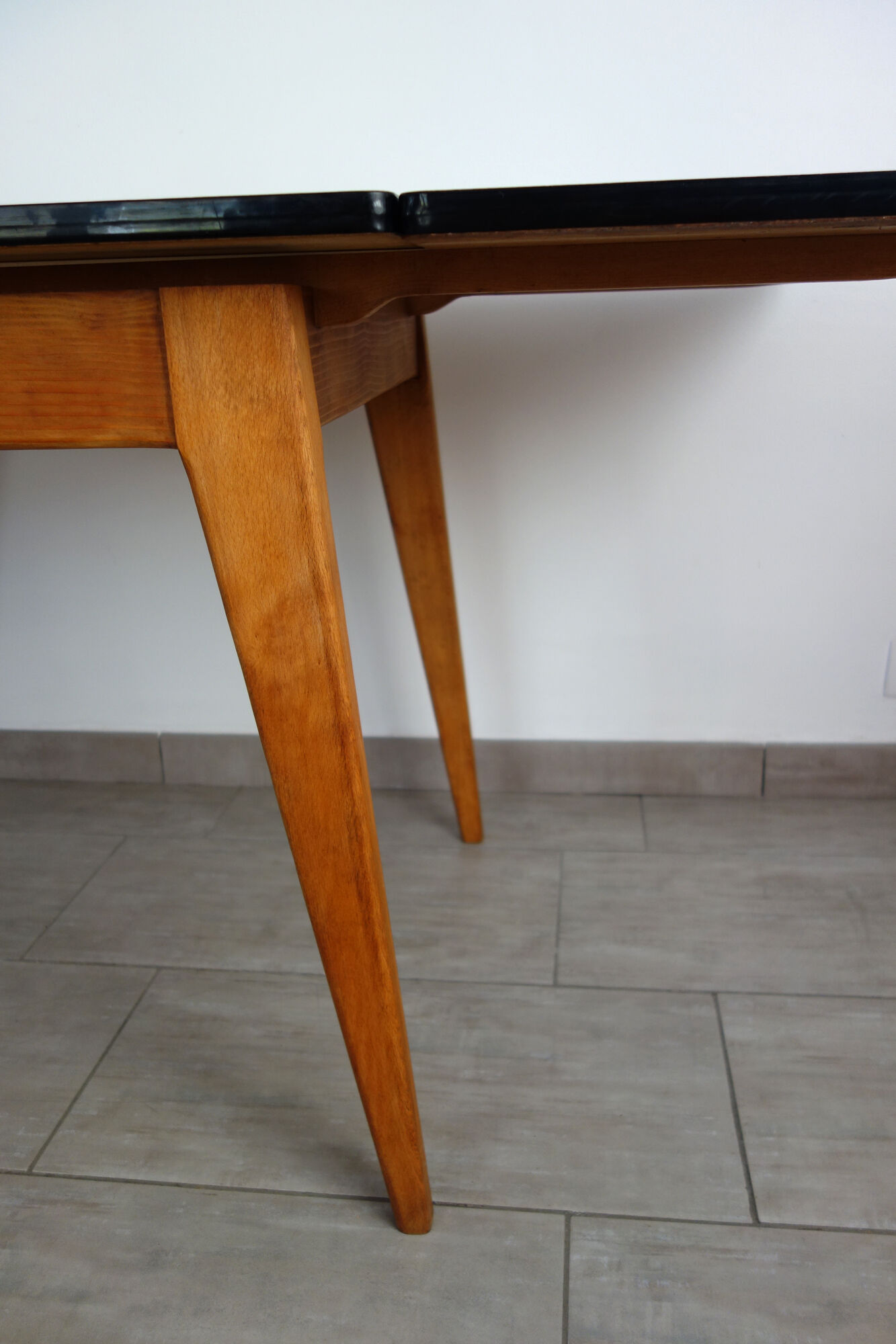 Table bois lino vert années 60