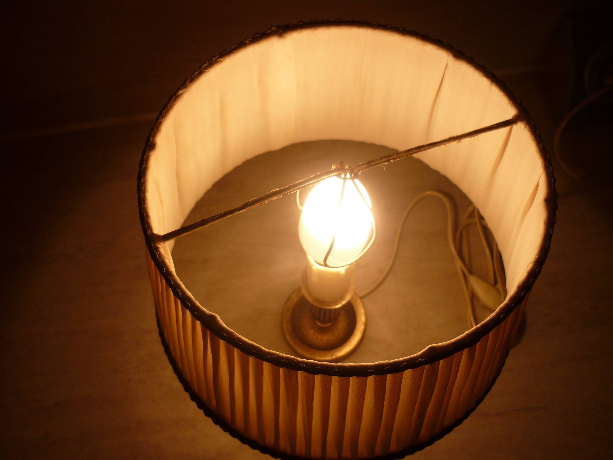 Empire style lamp in golden brass with pleated shade