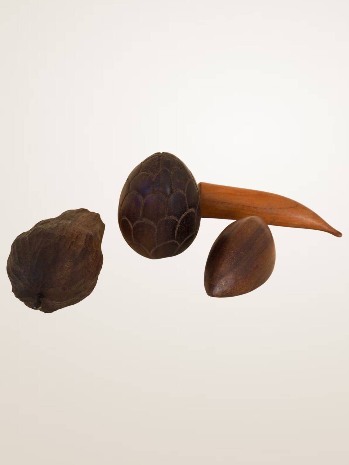 Ensemble de fruits décoratifs en bois sculpté