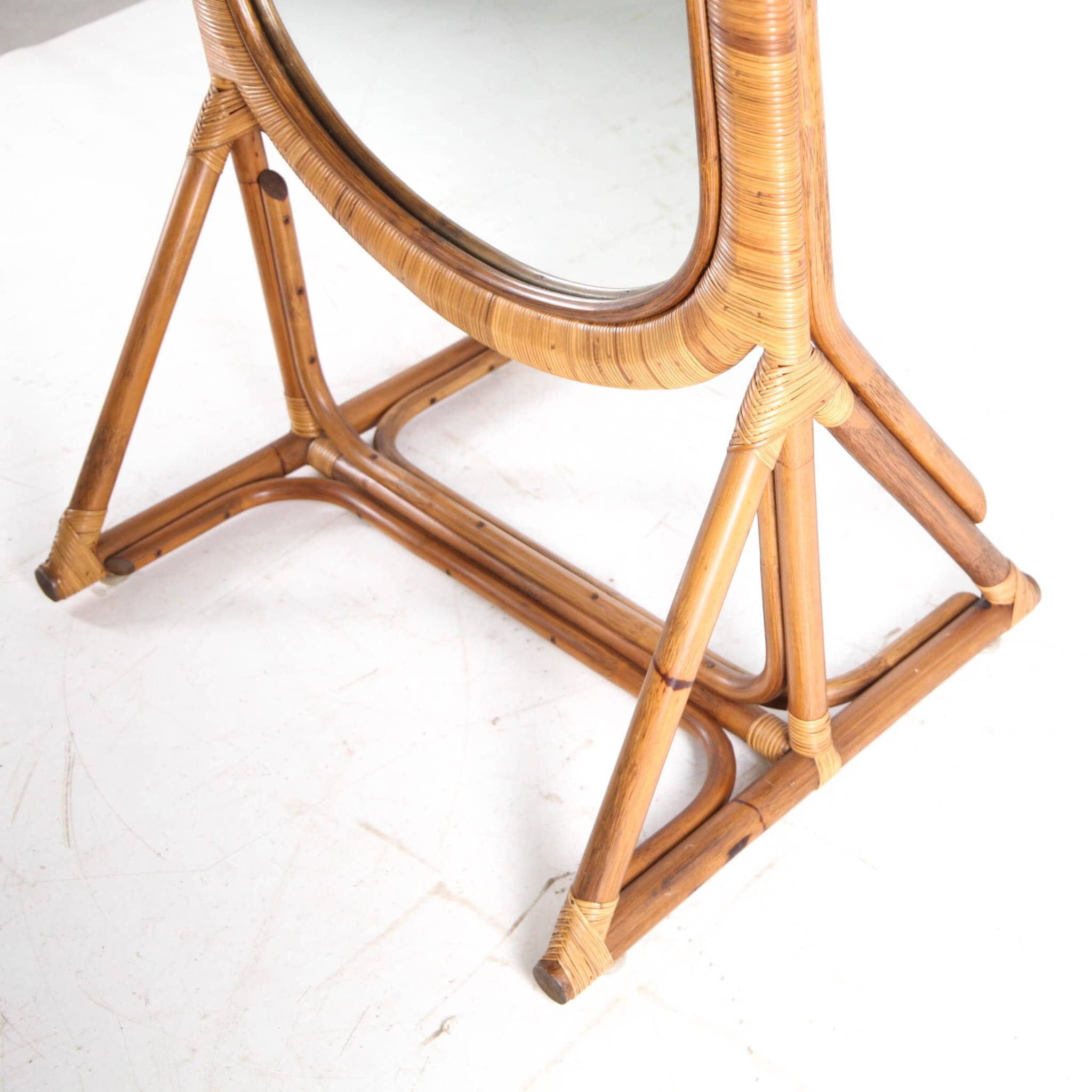 Grand miroir sur pied en rotin