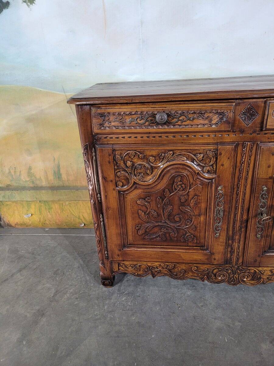 Buffet sculpté Louis XV en noyer