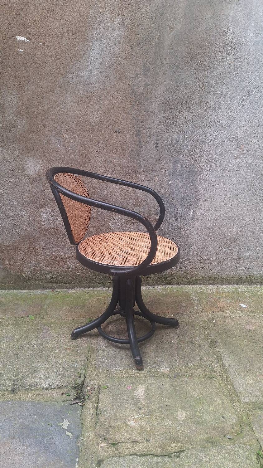 Thonet 5501 curved wooden armchair