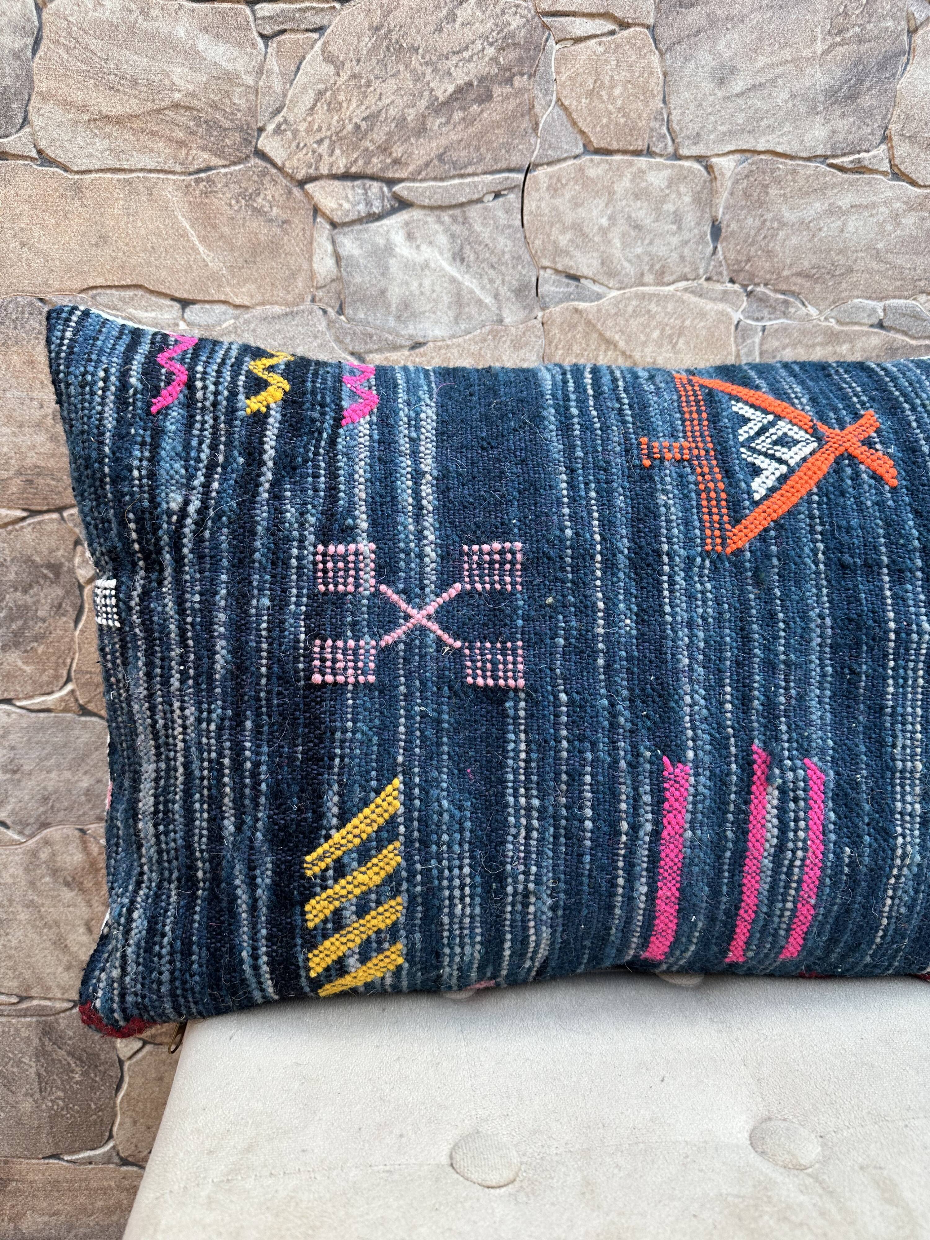 Handmade Moroccan Kilim cushion cover: Bohemian decorative cushion