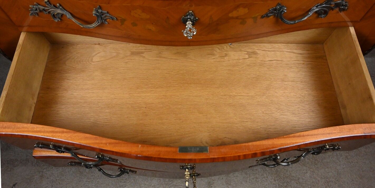 Commode en marqueterie de bois de rose, style Louis XV – 2ème partie XXe
