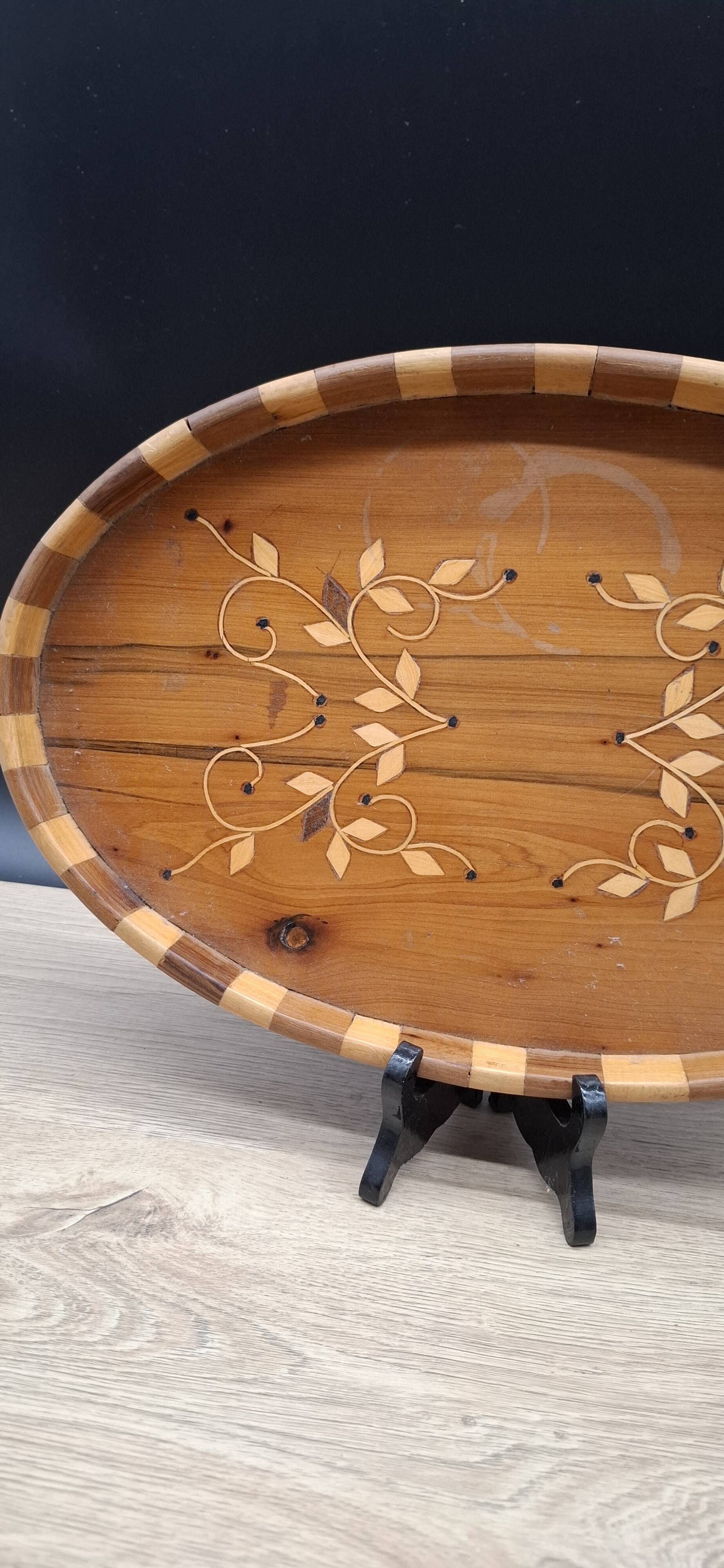 Oval wooden tray with flowers
