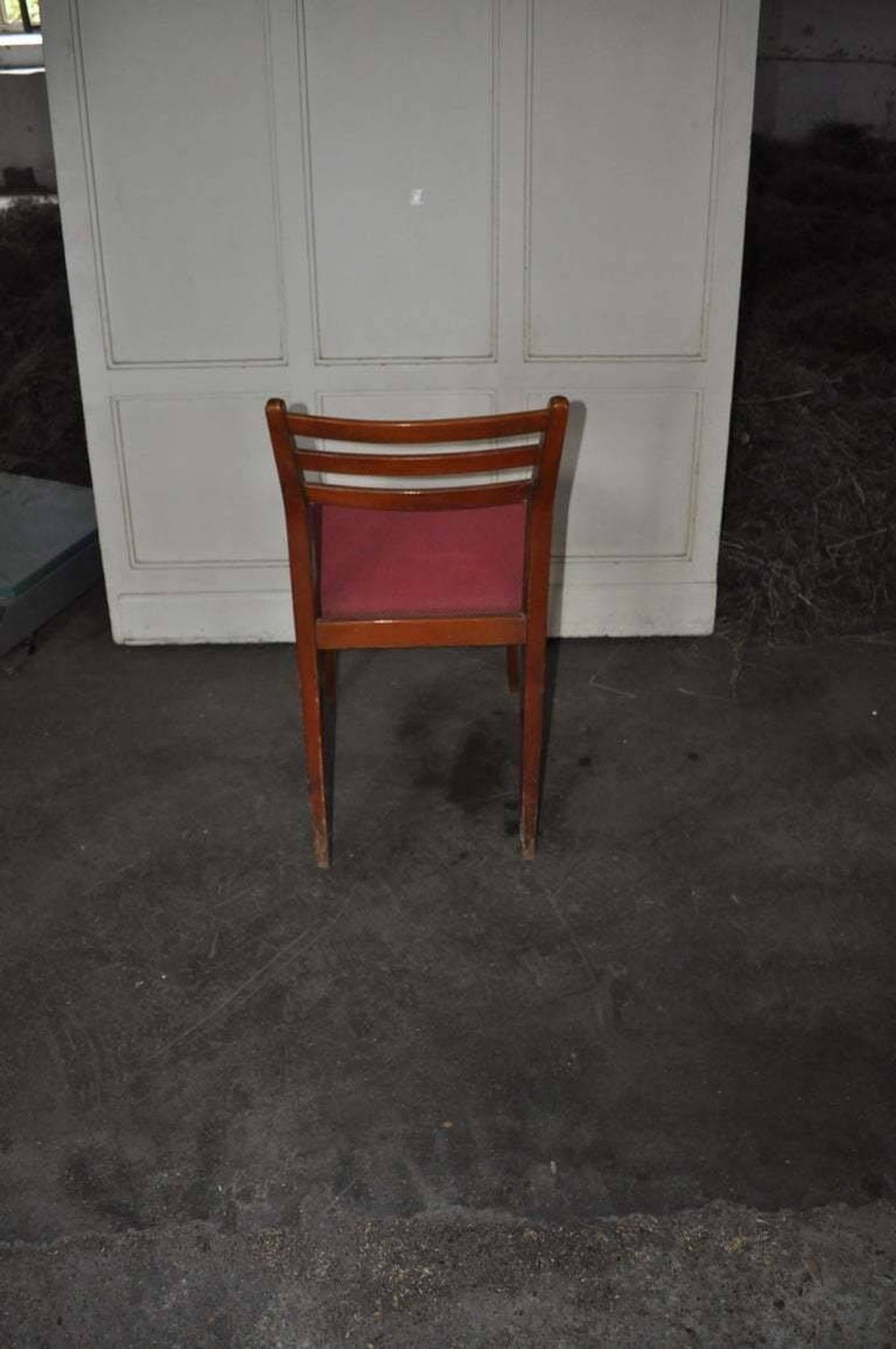 Set of 5 brown wooden chairs from the 70s, with red fabric seats - 2 with armrests.